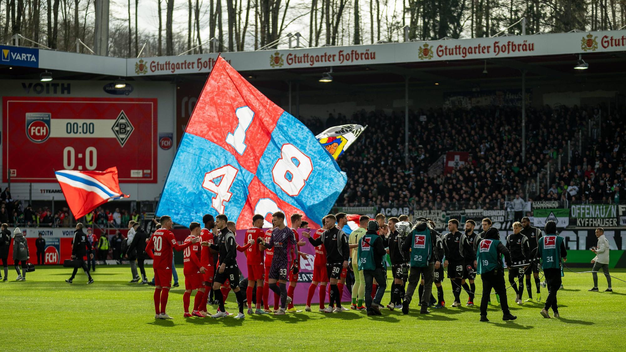 Borussia-Spieler klatschen mit den Heidenheimern ein.
