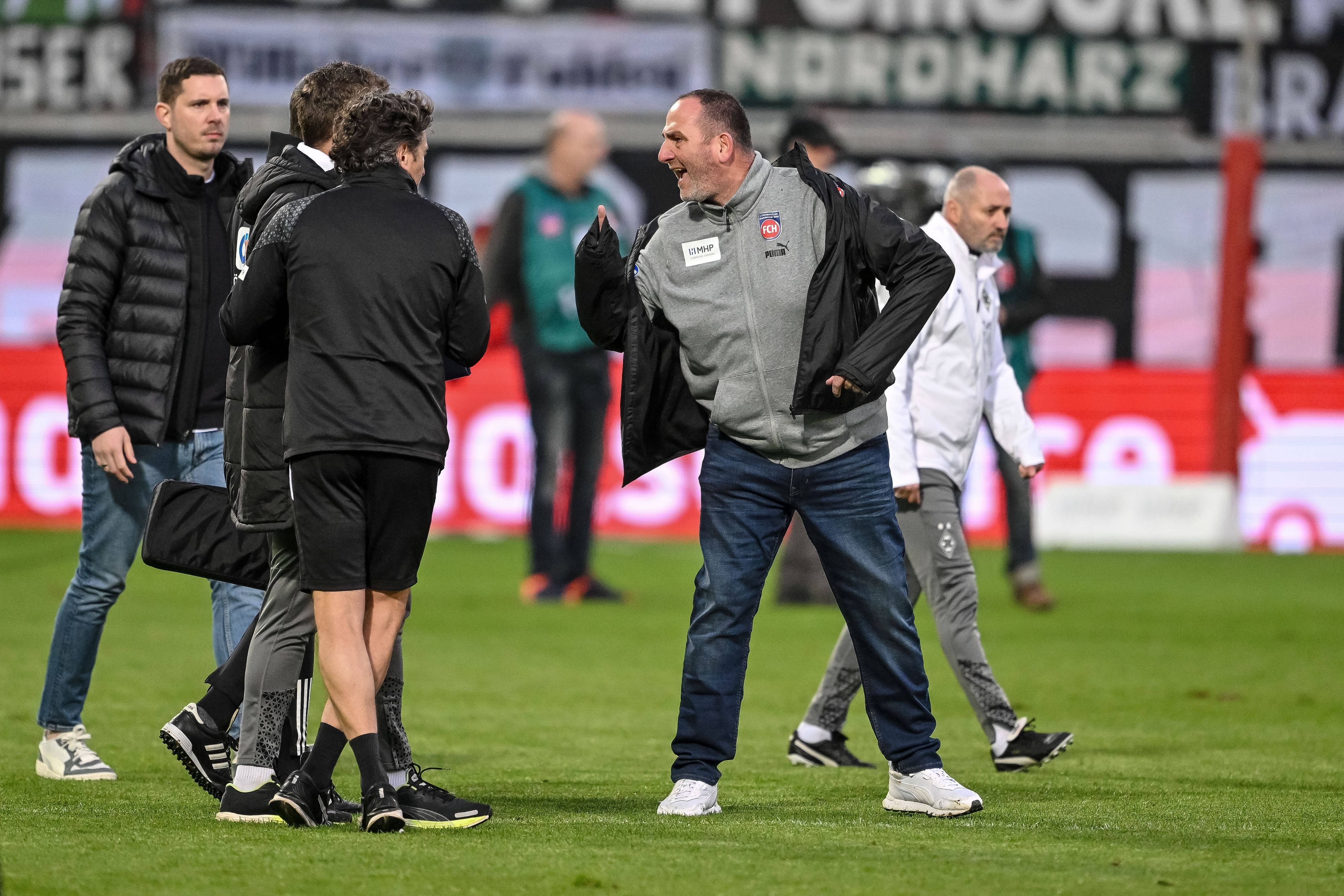 Frank Schmidt nach dem Spiel außer sich.