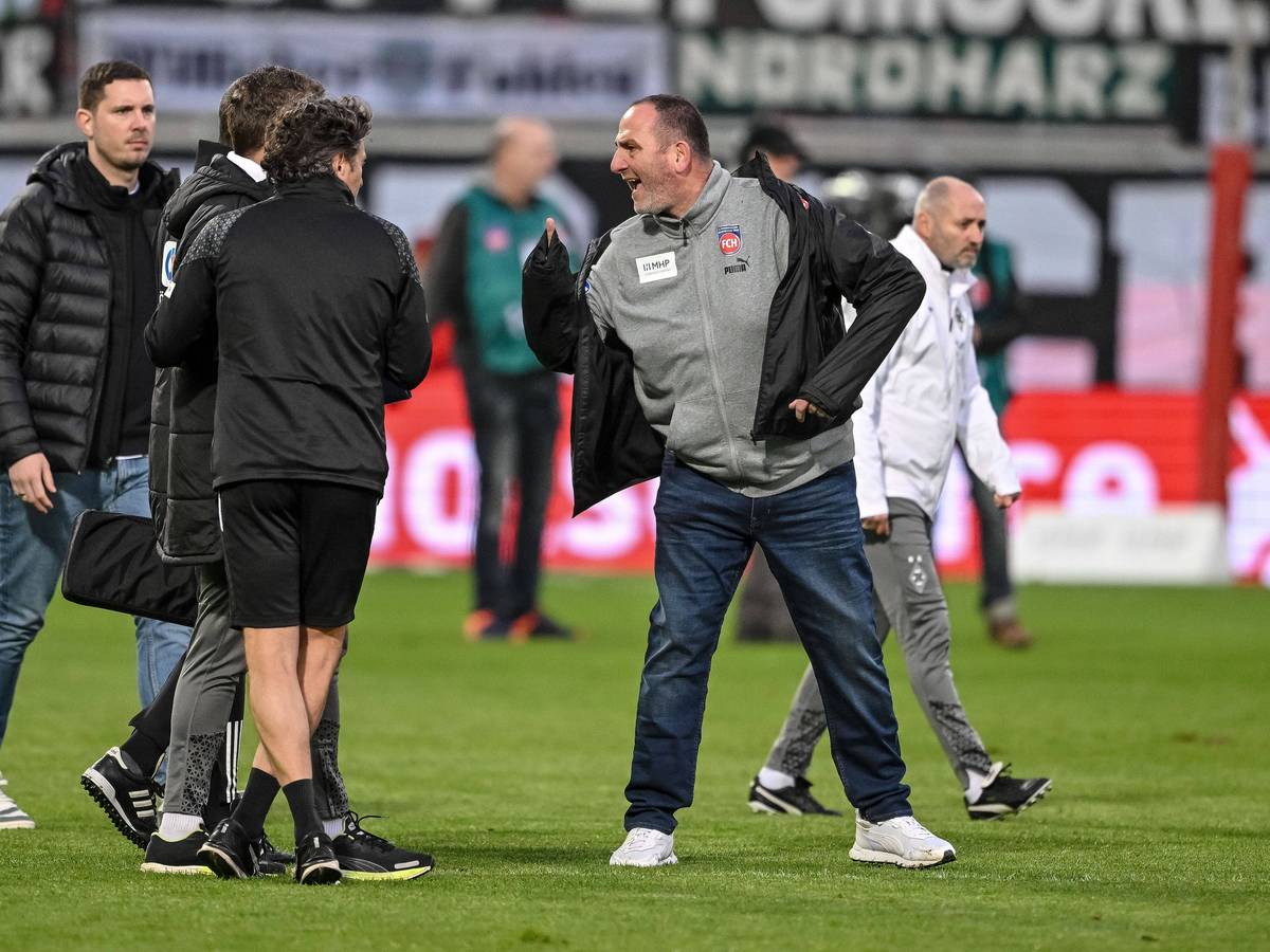 Frank Schmidt nach dem Spiel außer sich.