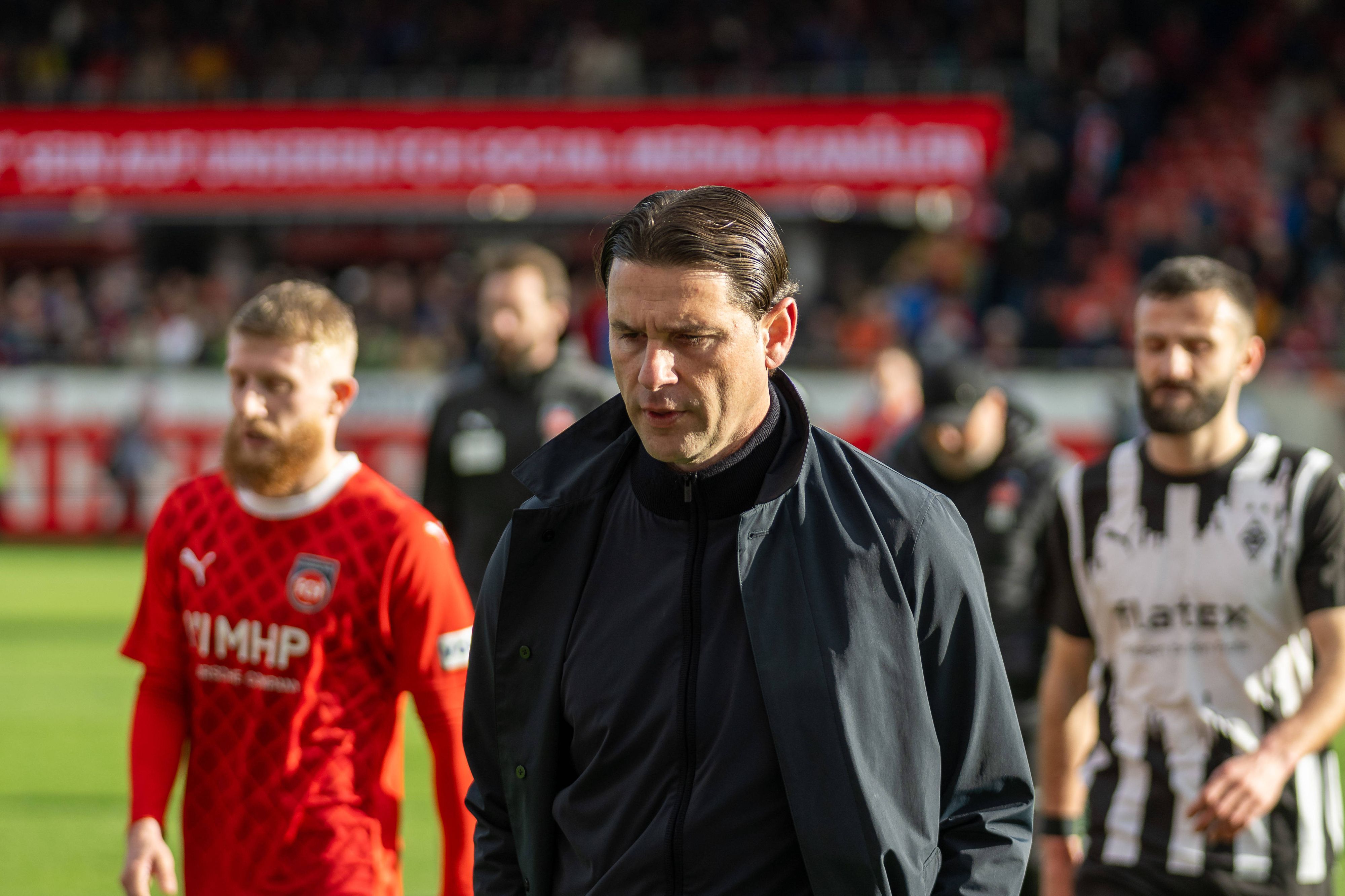 Gerardo Seoane auf dem Weg in die Kabine.