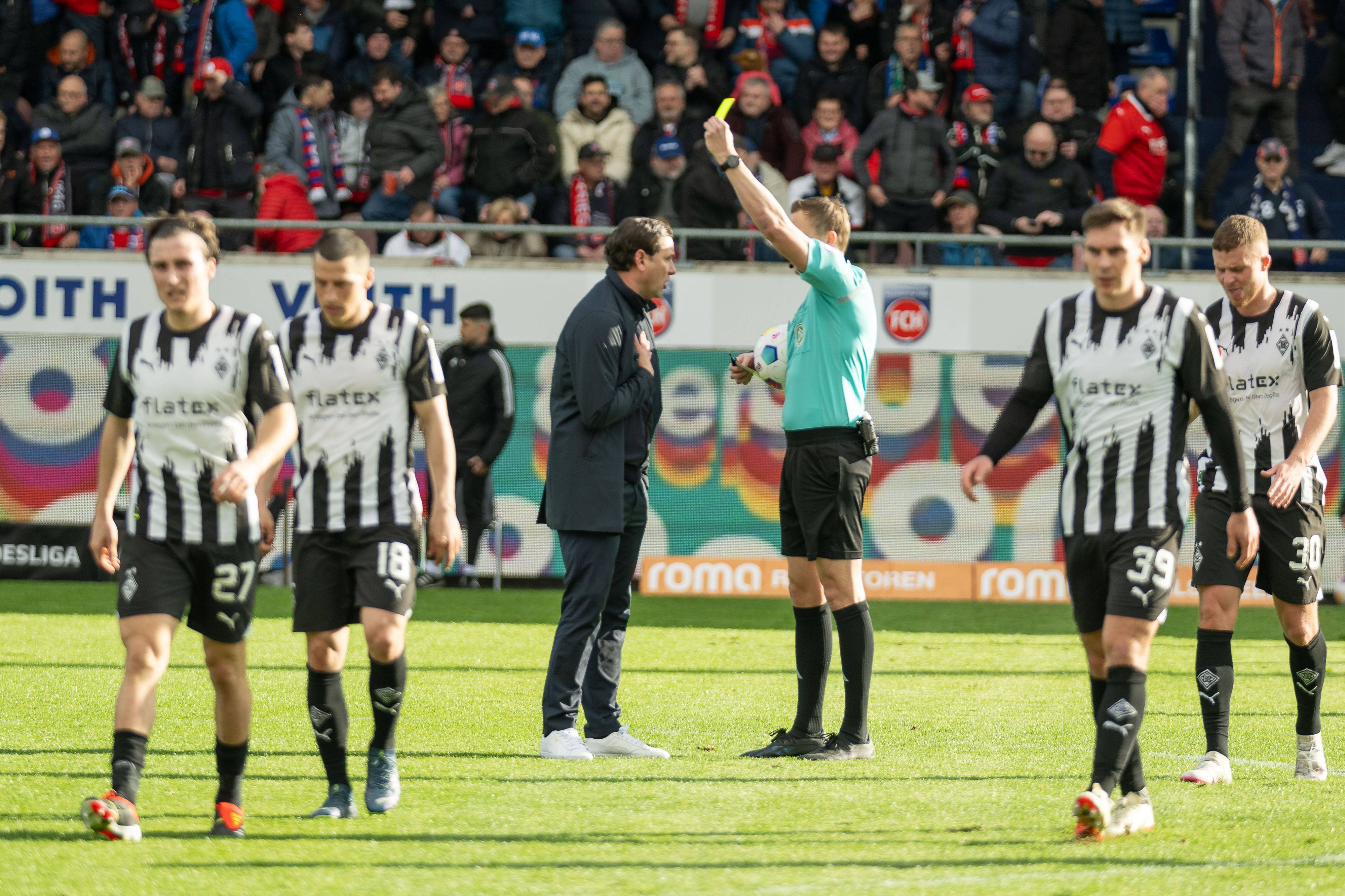 Gerardo Seoane sieht die Gelbe Karte.
