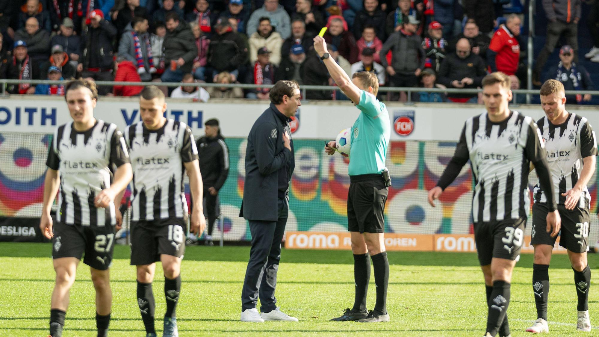 Gerardo Seoane sieht die Gelbe Karte.