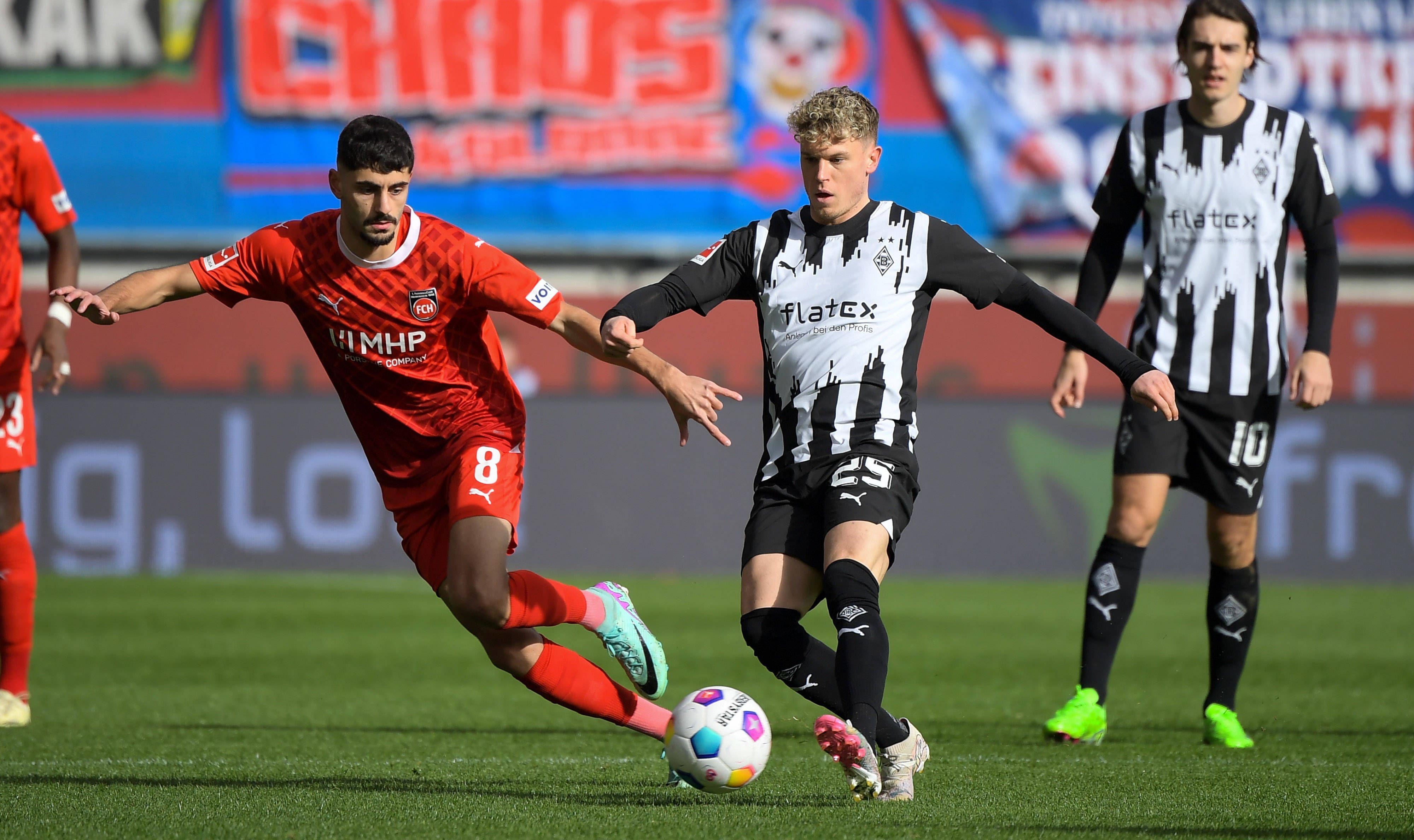 Spieler von Borussia Mönchengladbach am Ball.