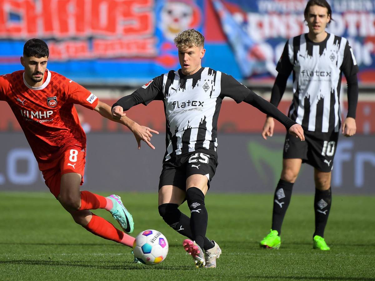 Spieler von Borussia Mönchengladbach am Ball.