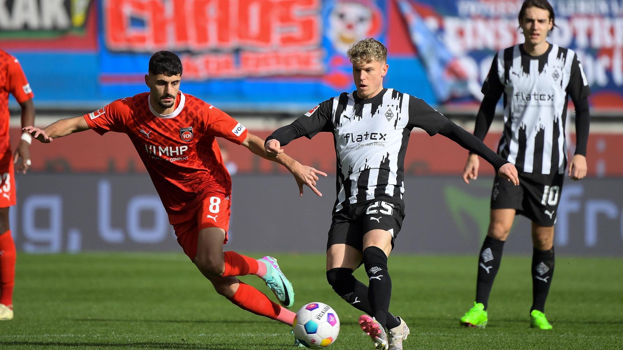 Spieler von Borussia Mönchengladbach am Ball.