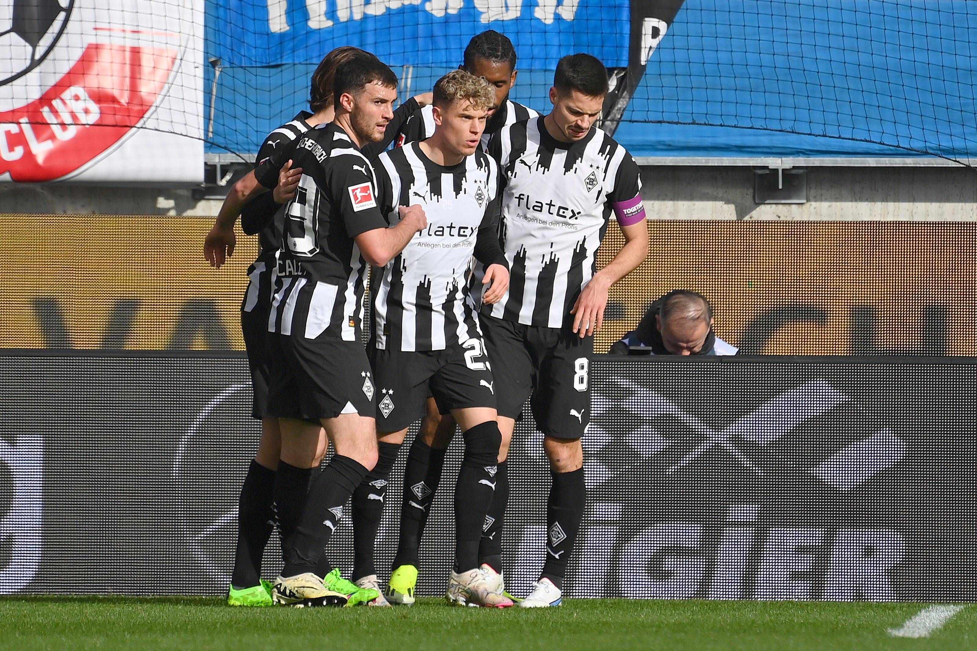 Borussia-Spieler feiern den Treffer von Robin Hack.