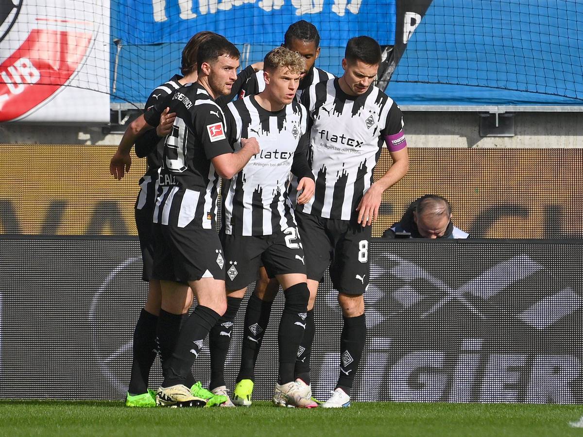 Borussia-Spieler feiern den Treffer von Robin Hack.