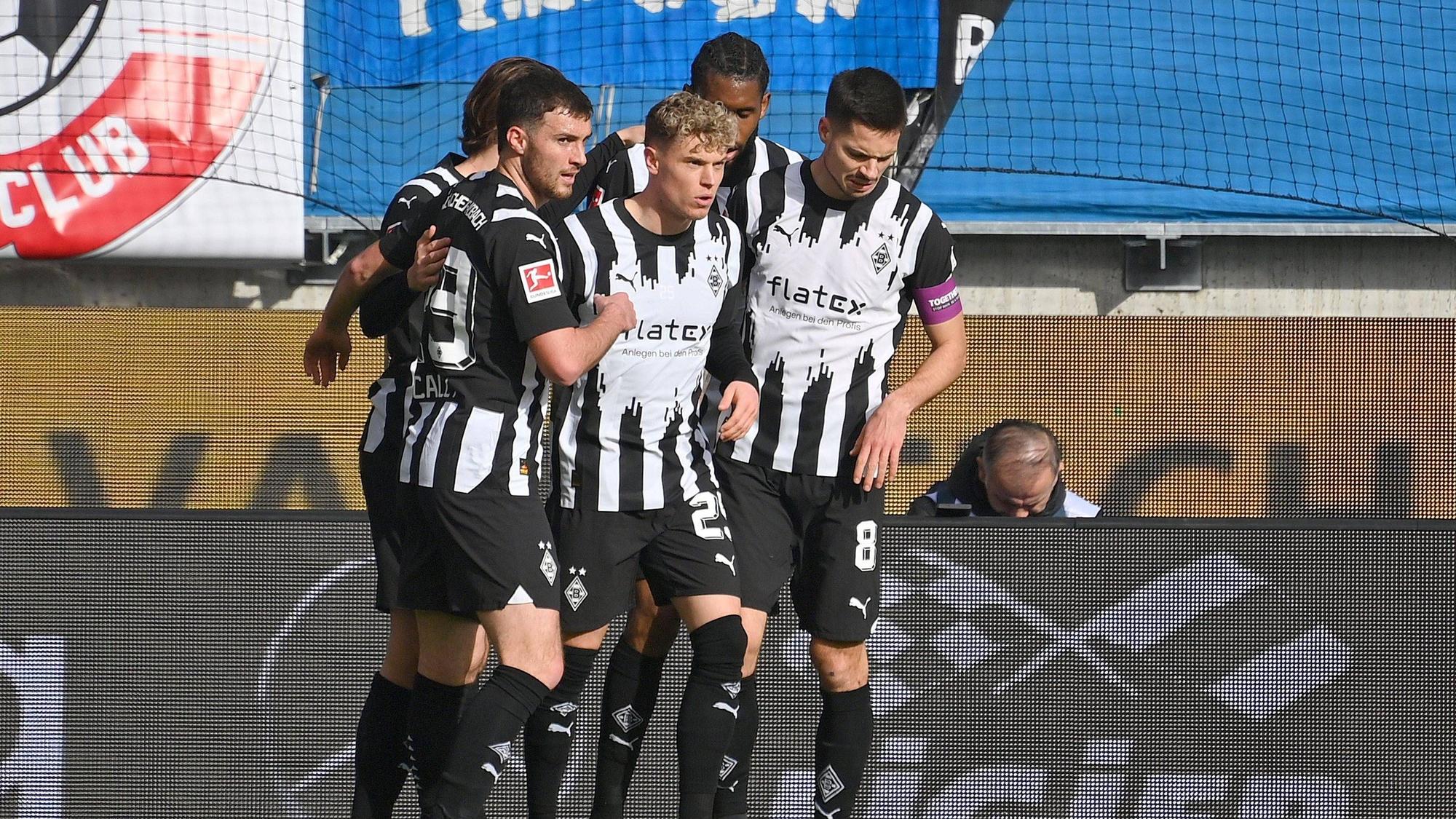 Borussia-Spieler feiern den Treffer von Robin Hack.