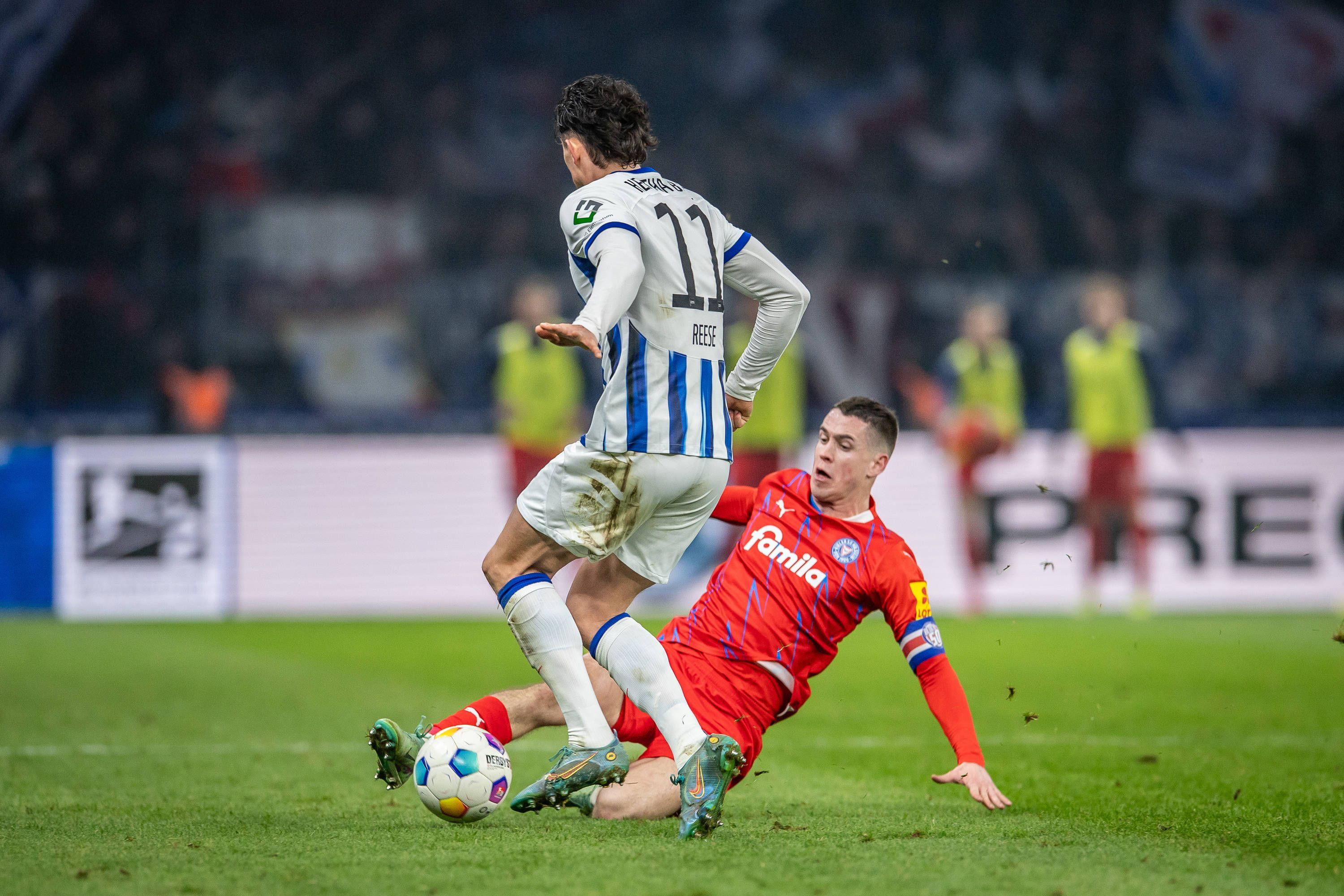 Philipp Sander grätscht Fabian Reese den Ball vom Fuß.