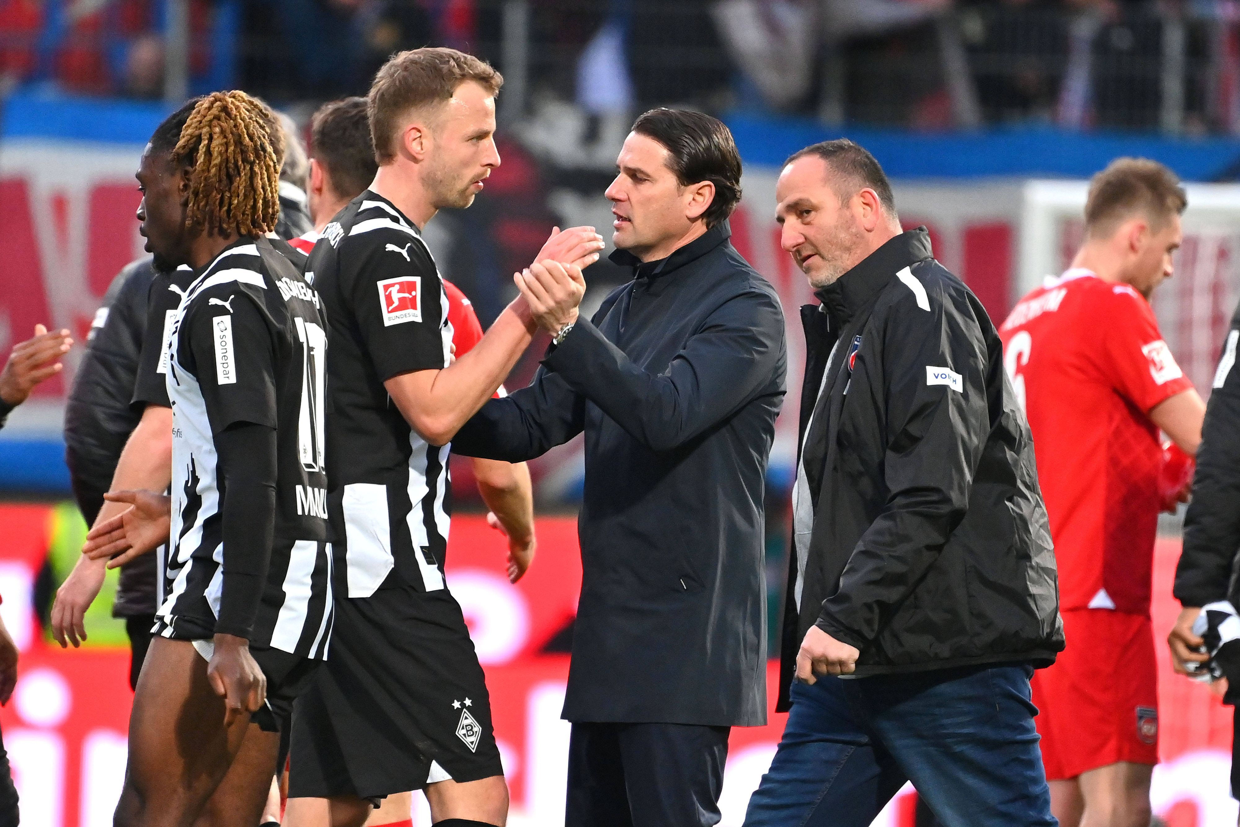 Gerardo Seoane kümmert sich nach dem Spiel um Marvin Friedrich.