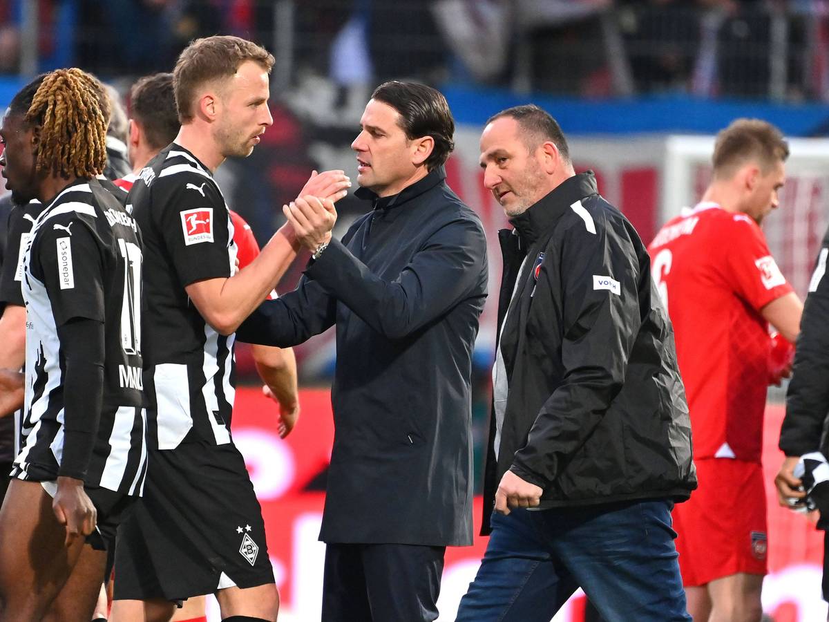 Gerardo Seoane kümmert sich nach dem Spiel um Marvin Friedrich.
