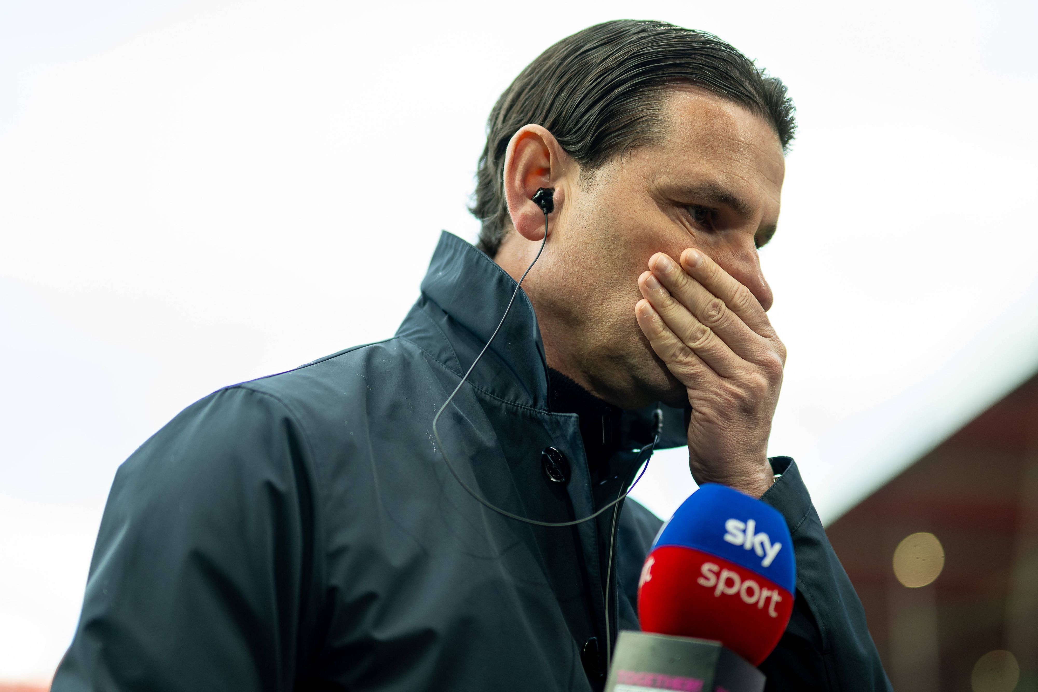 Gerardo Seoane hält sich die Hand vor den Mund.