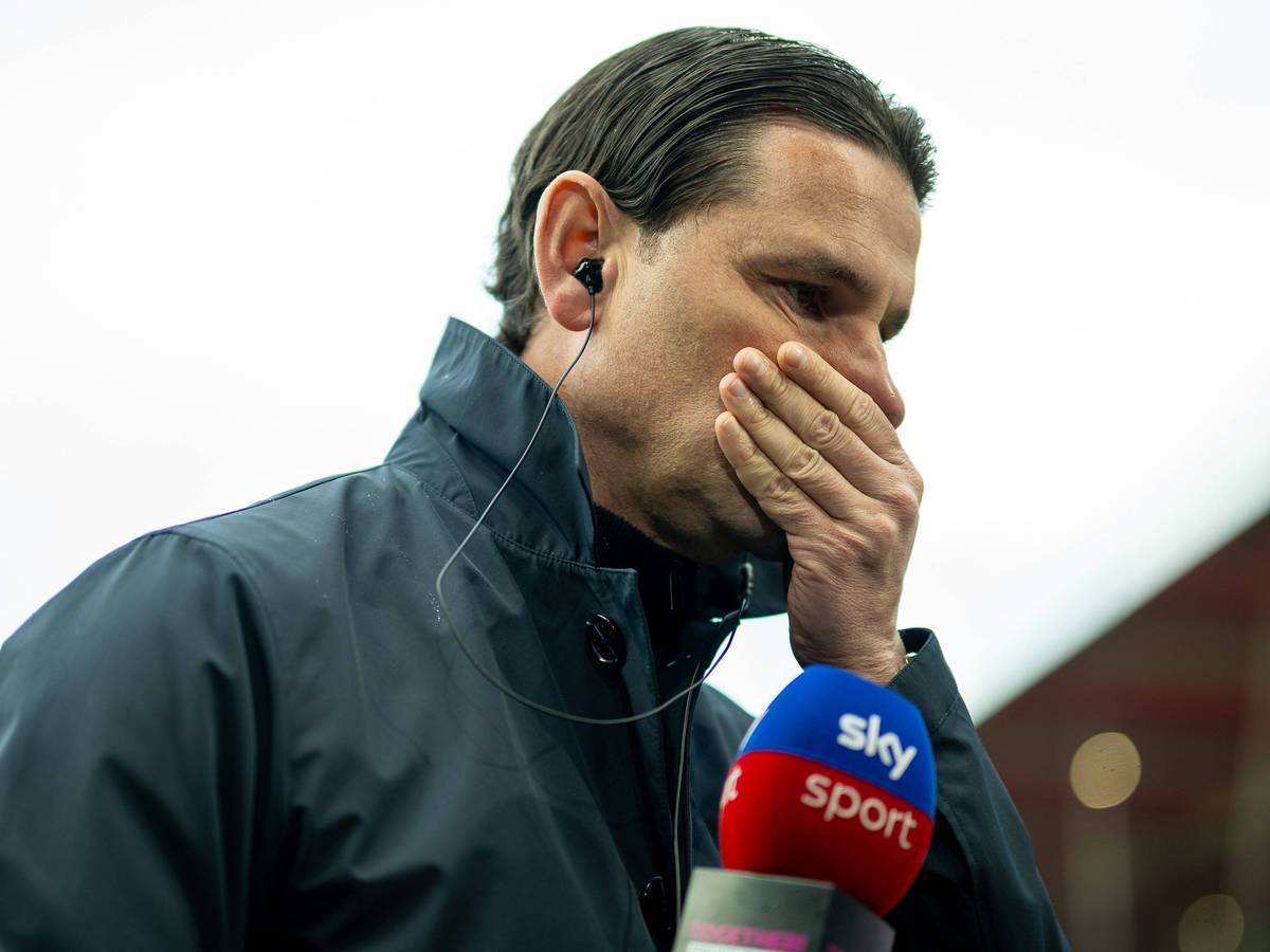 Gerardo Seoane hält sich die Hand vor den Mund.