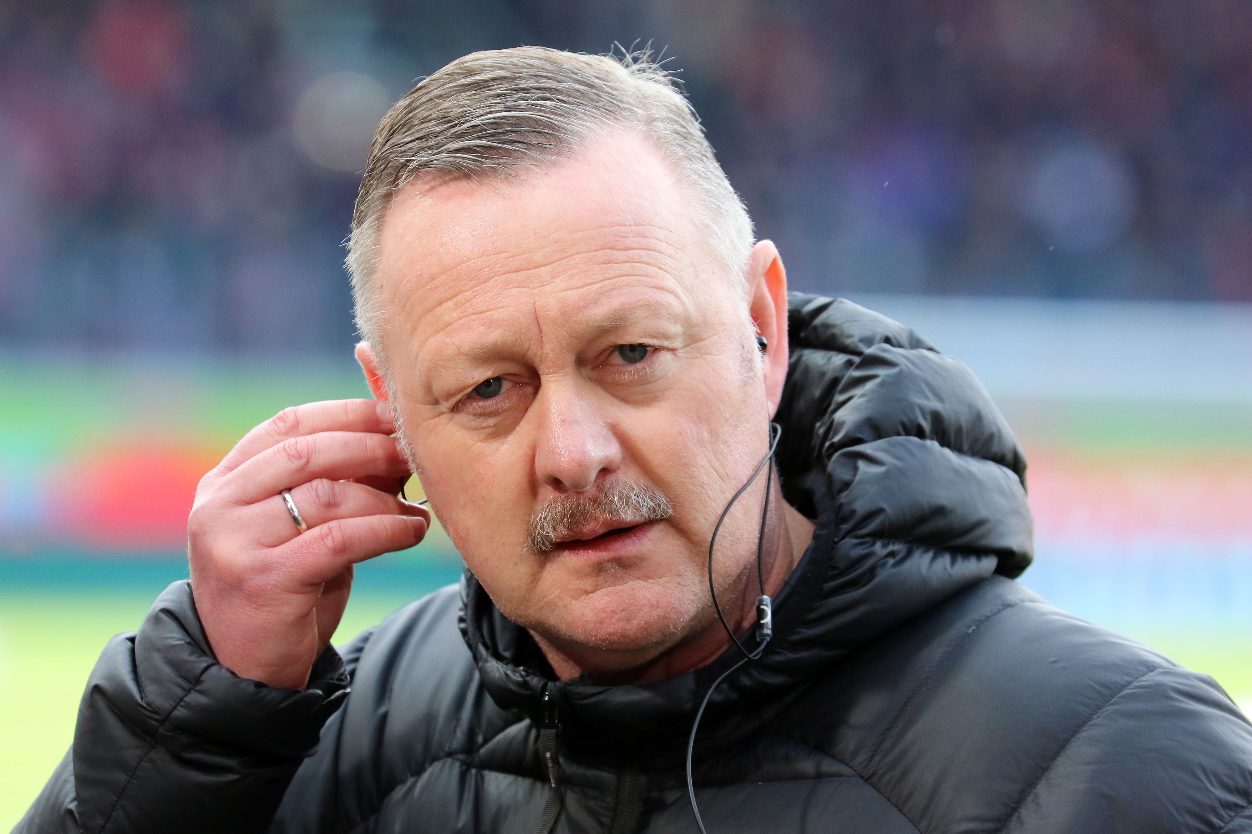 Roland Virkus fasst sich ans Ohr.