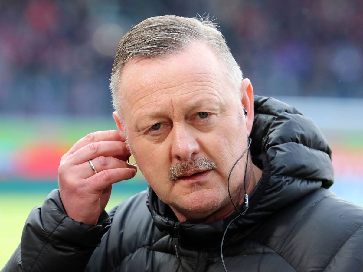Roland Virkus fasst sich ans Ohr.
