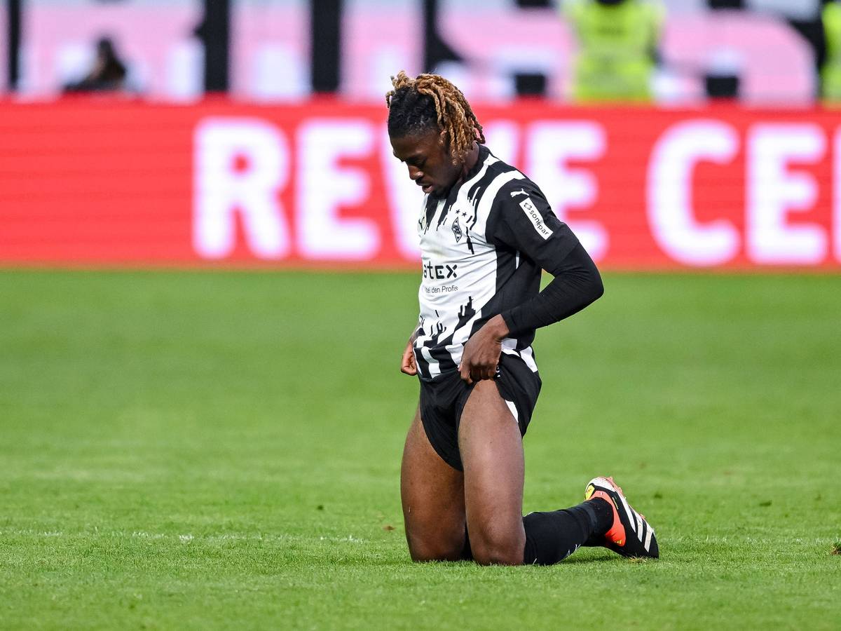 Manu Koné zieht sich die Hosenbeine hoch.