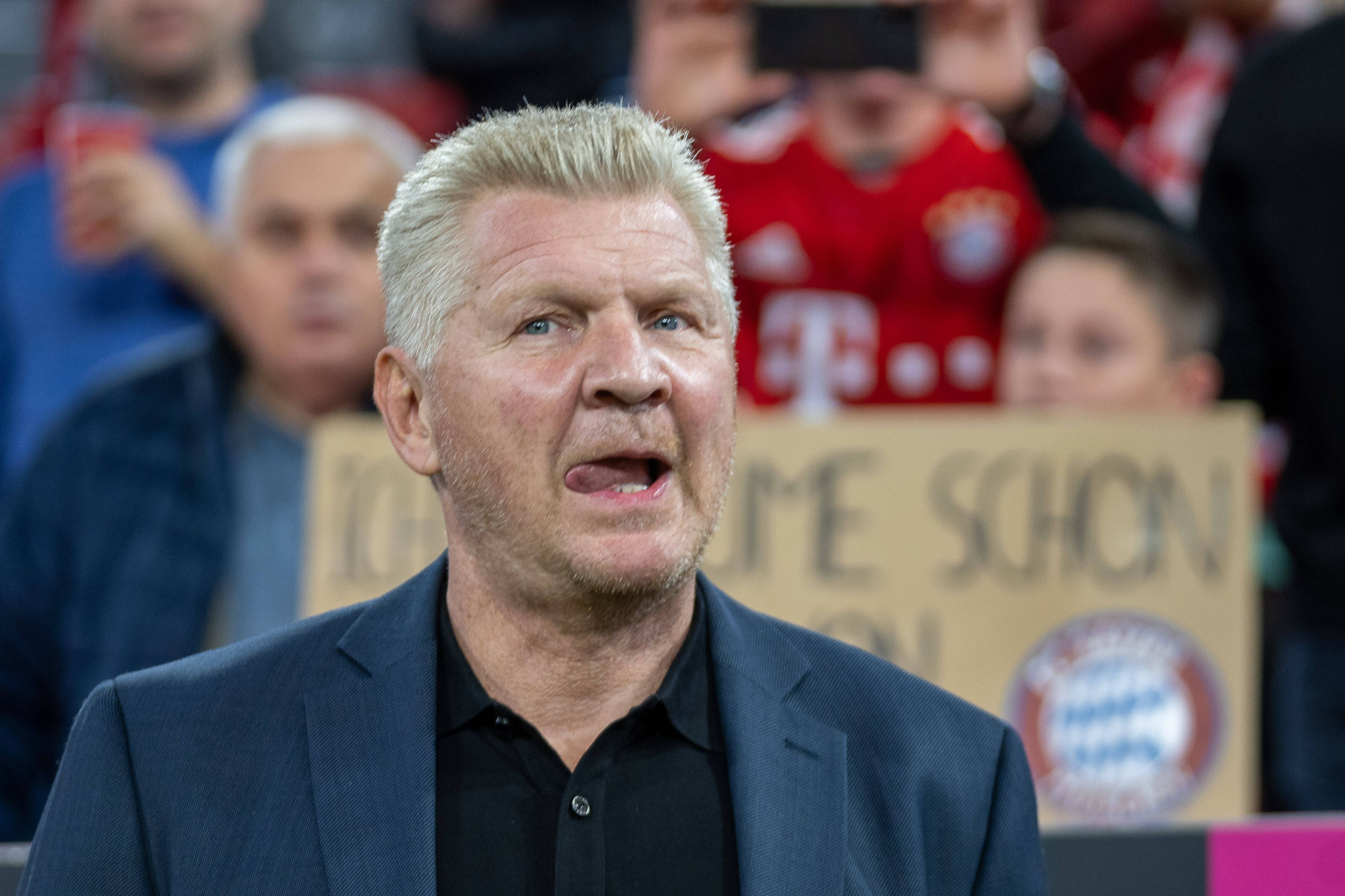 Stefan Effenberg schnalzt mit der Zunge.