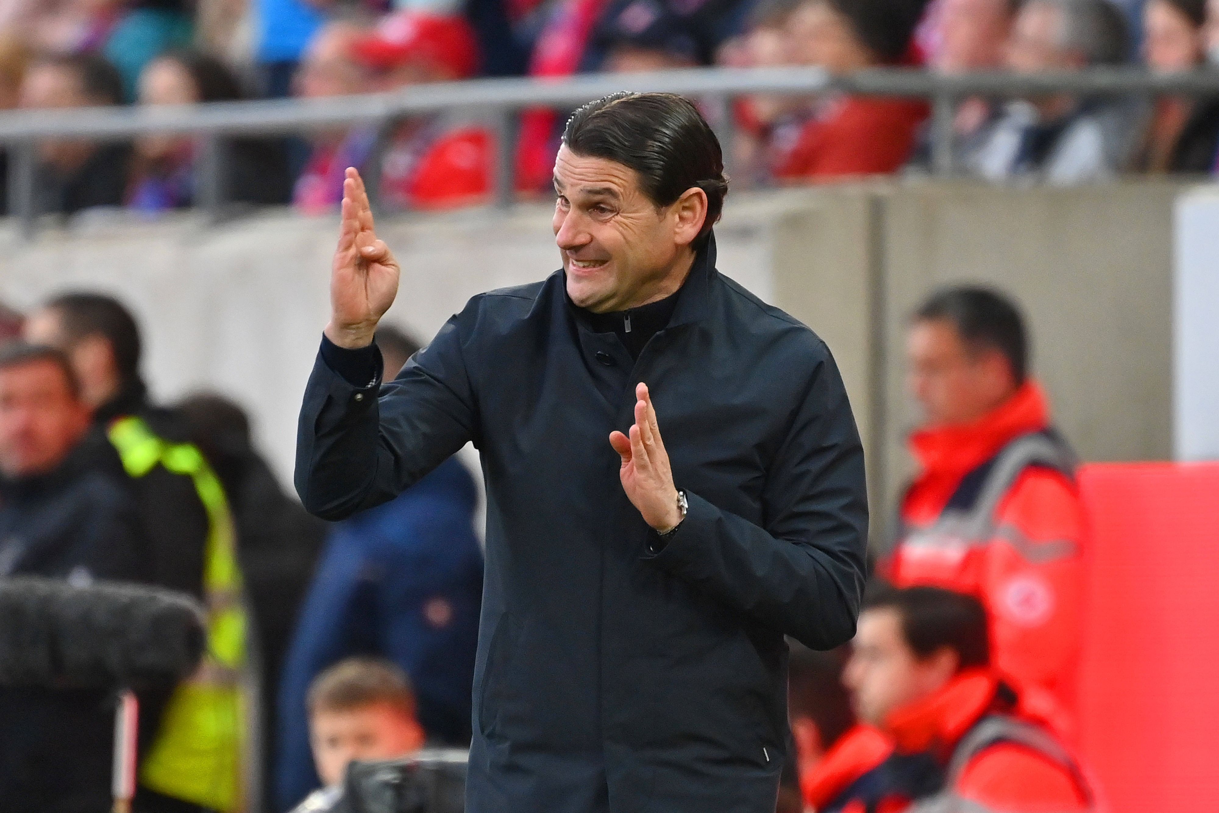 Trainer von Borussia Mönchengladbach gestikuliert in der Coaching-Zone.