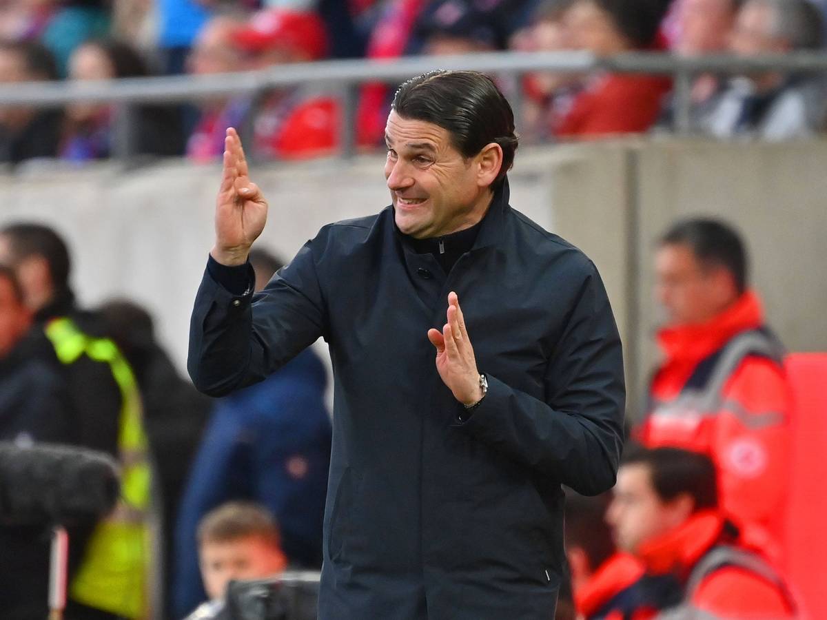 Trainer von Borussia Mönchengladbach gestikuliert in der Coaching-Zone.