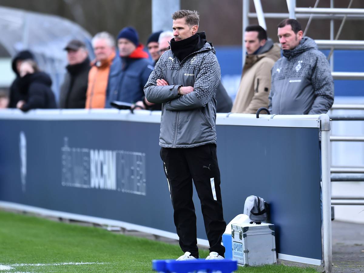 Trainer der U19 von Borussia Mönchengladbach verschränkt die Arme in der Coaching-Zone.
