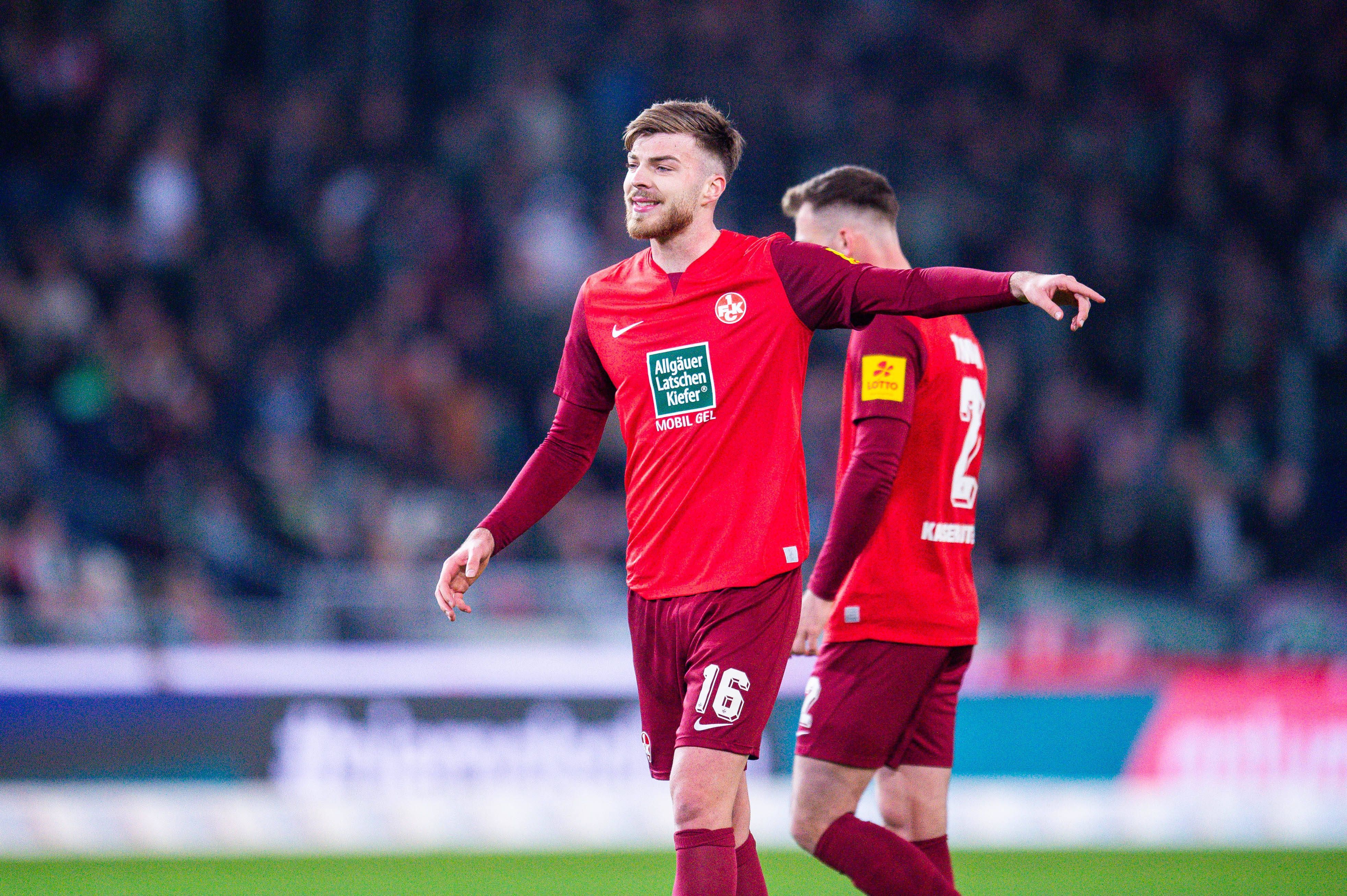 Ein Spieler vom 1. FC Kaiserslautern hebt den Arm und dirigiert.