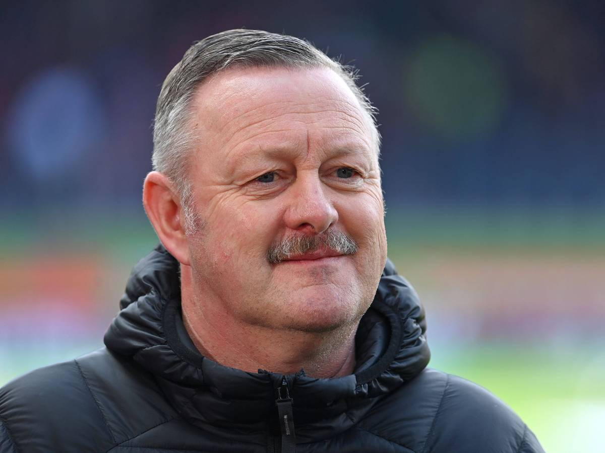 Sport-Chef von Borussia Mönchengladbach blickt zufrieden.