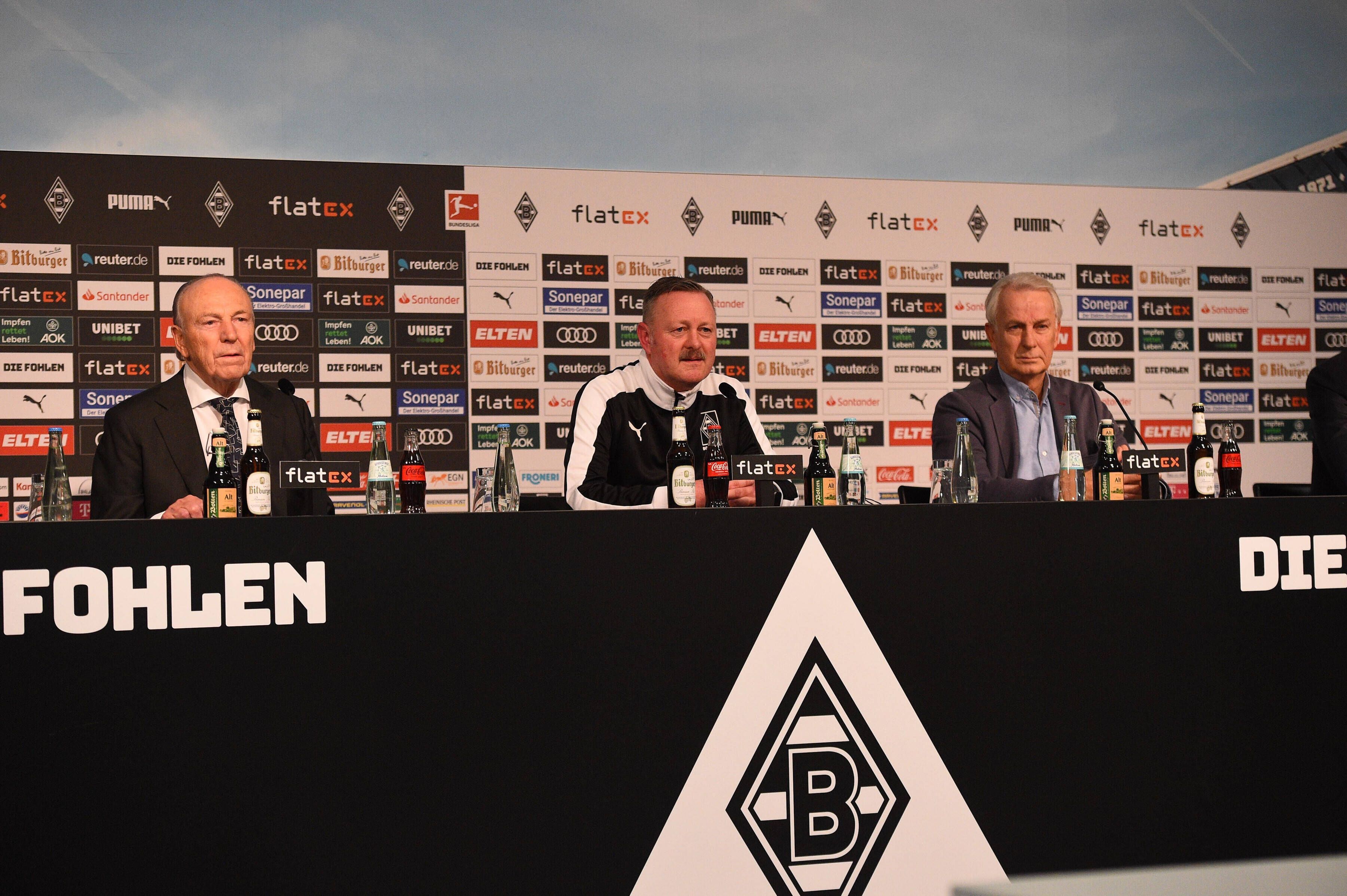 Rolf Königs, Roland Virkus und Rainer Bonhof bei einer Pressekonferenz.
