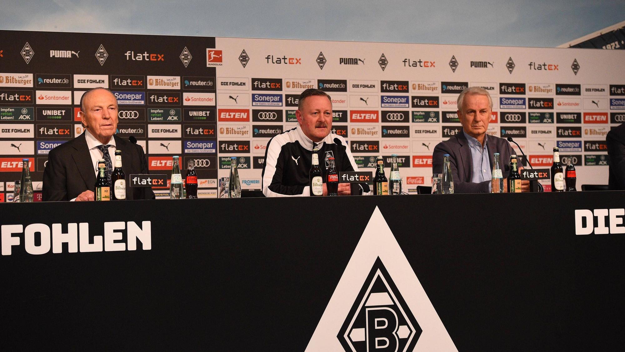Rolf Königs, Roland Virkus und Rainer Bonhof bei einer Pressekonferenz.