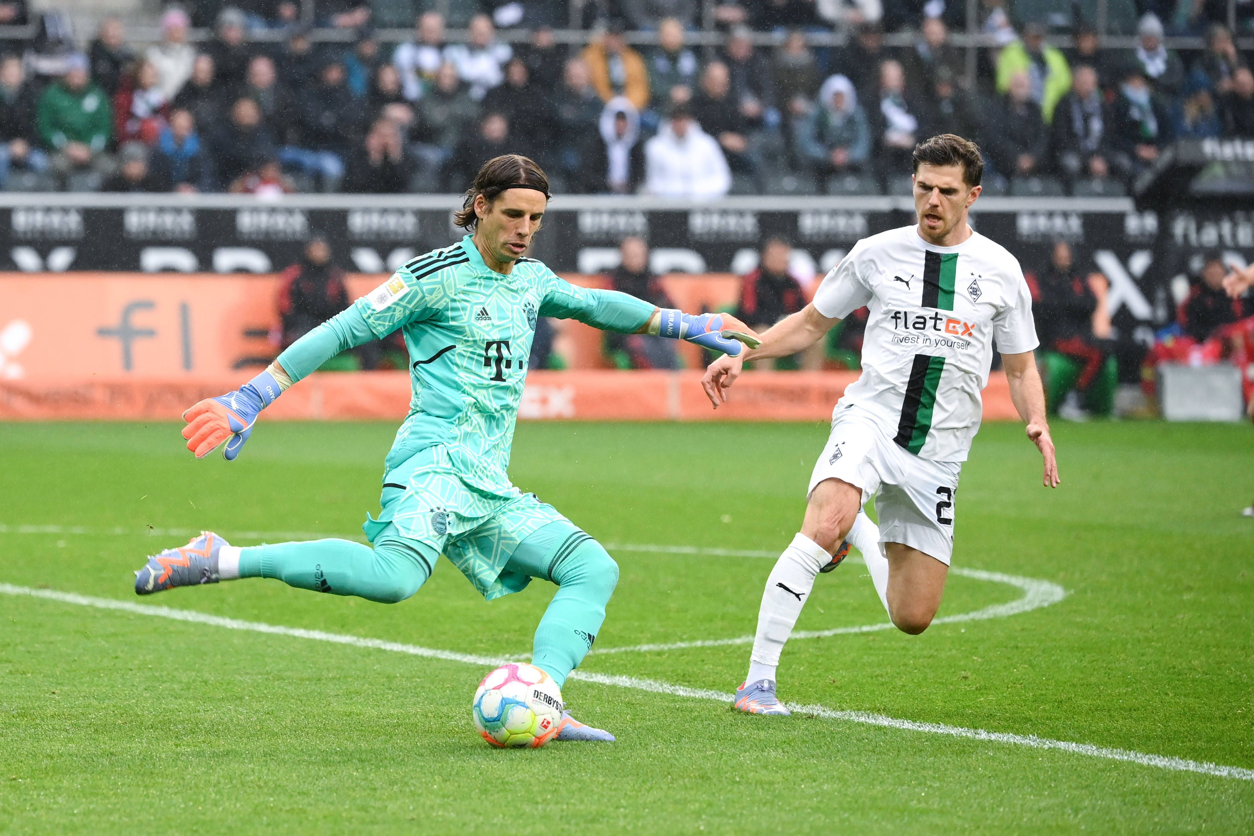Yann Sommer klärt als Bayern-Torwart einen Ball vor Jonas Hofmann im Gladbach-Trikot.