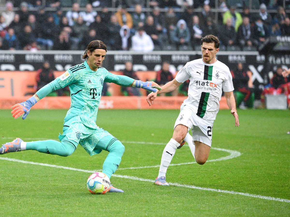 Yann Sommer klärt als Bayern-Torwart einen Ball vor Jonas Hofmann im Gladbach-Trikot.