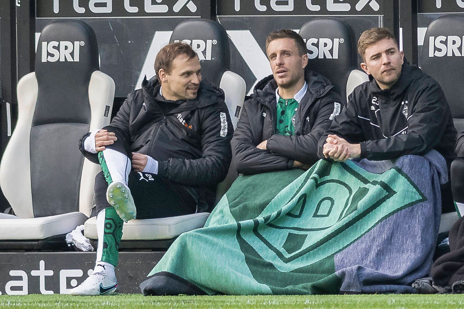 Spieler von Borussia Mönchengladbach auf der Bank.