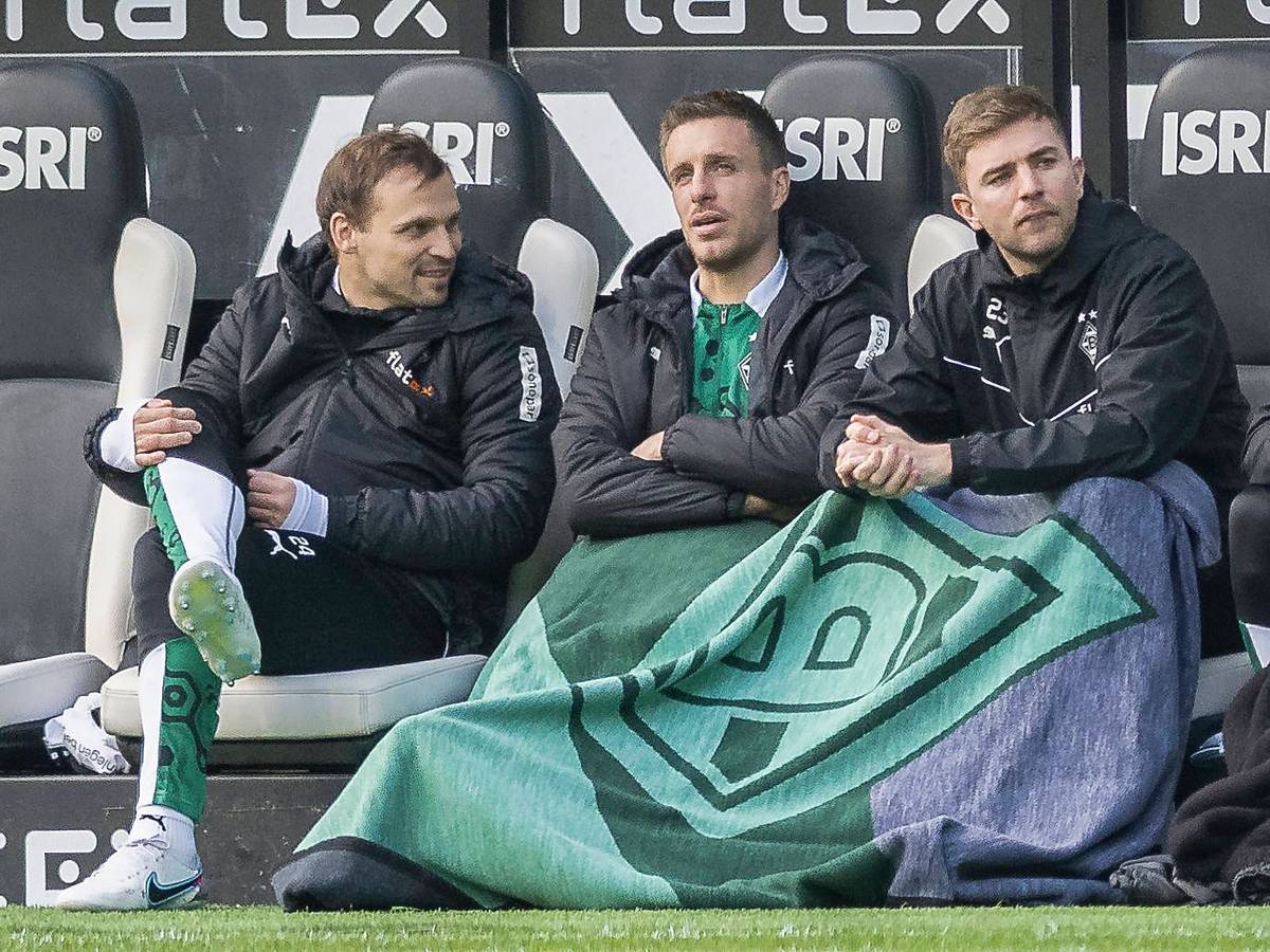Spieler von Borussia Mönchengladbach auf der Bank.