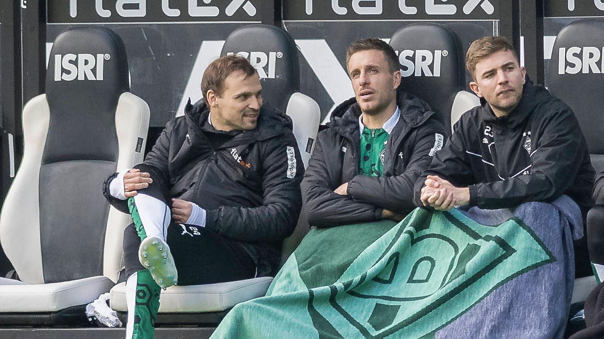 Spieler von Borussia Mönchengladbach auf der Bank.