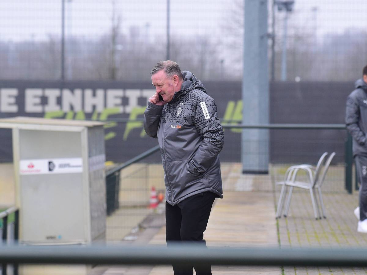 Sport-Chef von Borussia Mönchengladbach mit Telefon am Ohr beim Training.