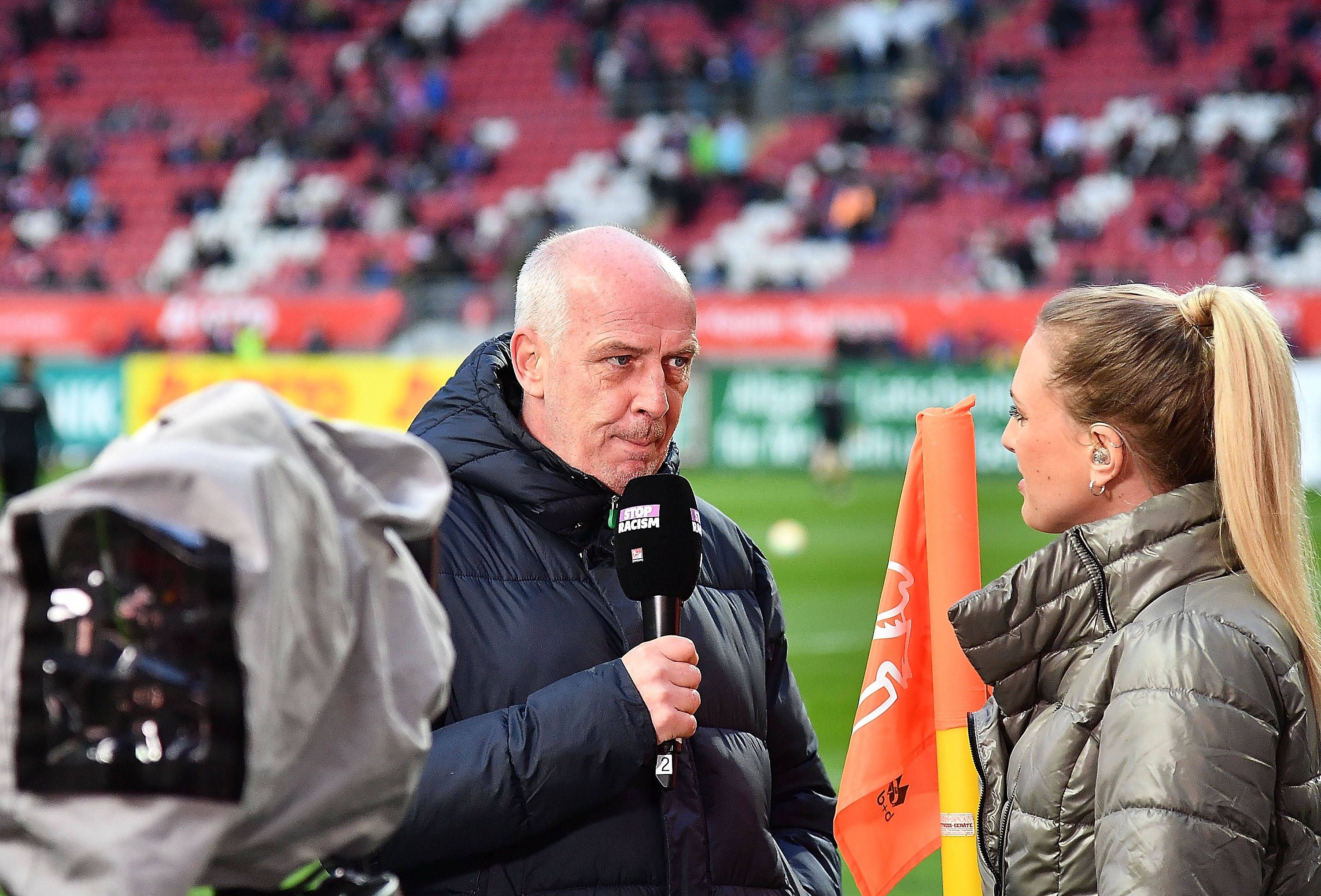 Sport 1-Experte Mario Basler am Mikrofon.