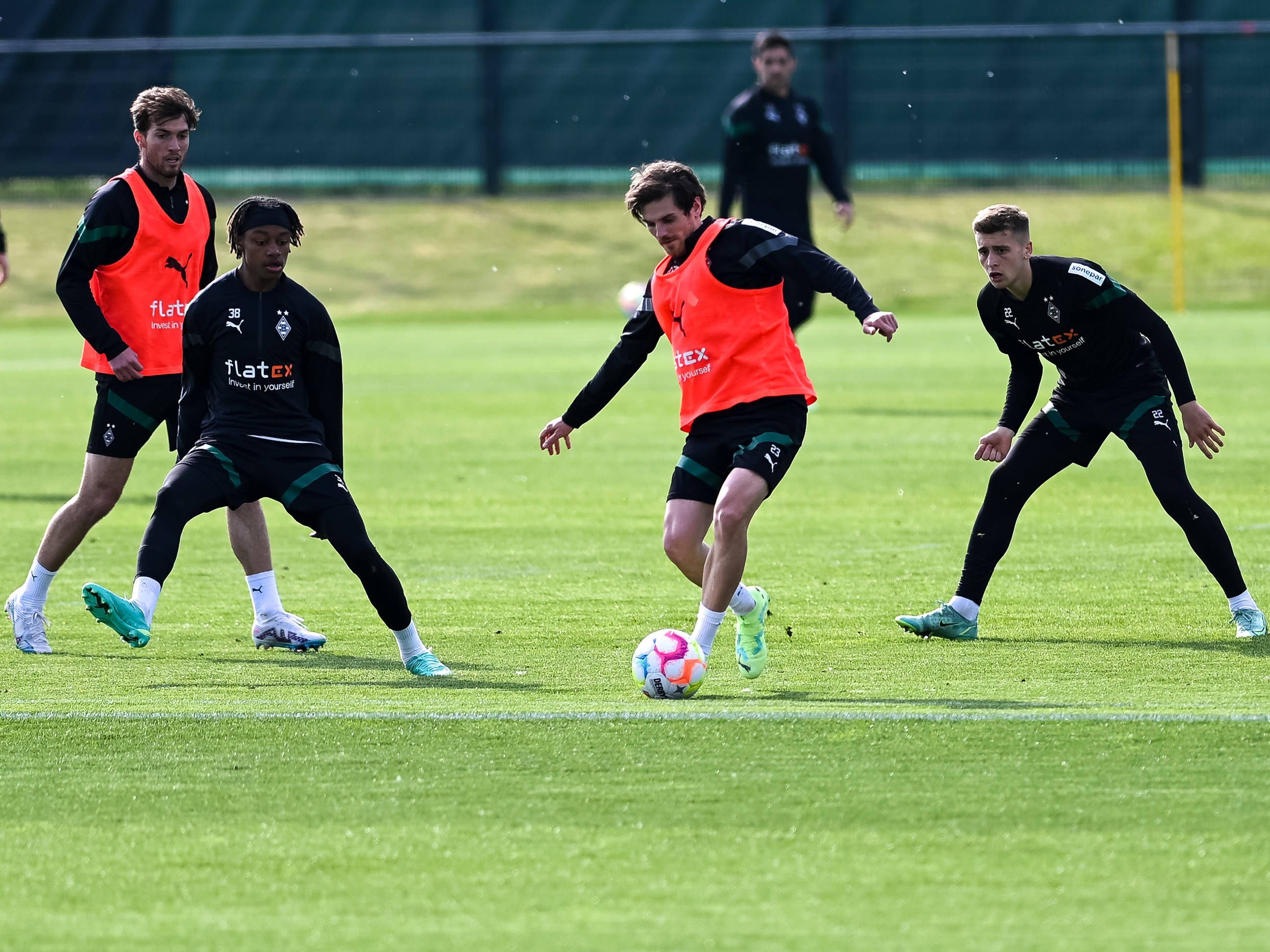 Jonas Hofmann im Training mit dem Ball. Yvandro Borges Sanches und Oscar Fraulo versuchen ihn zu stoppen.
