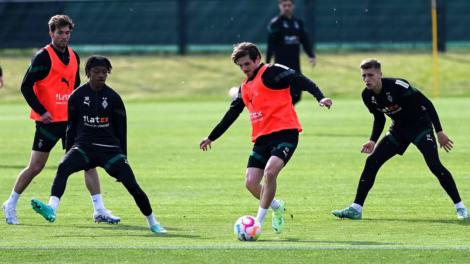 Jonas Hofmann im Training mit dem Ball. Yvandro Borges Sanches und Oscar Fraulo versuchen ihn zu stoppen.