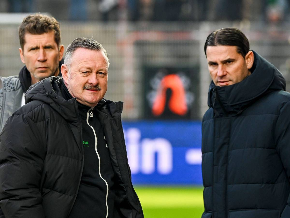 Geschaeftsführer Roland Virkus von Borussia Mönchengladbach steht neben Trainer Gerardo Seoane.
