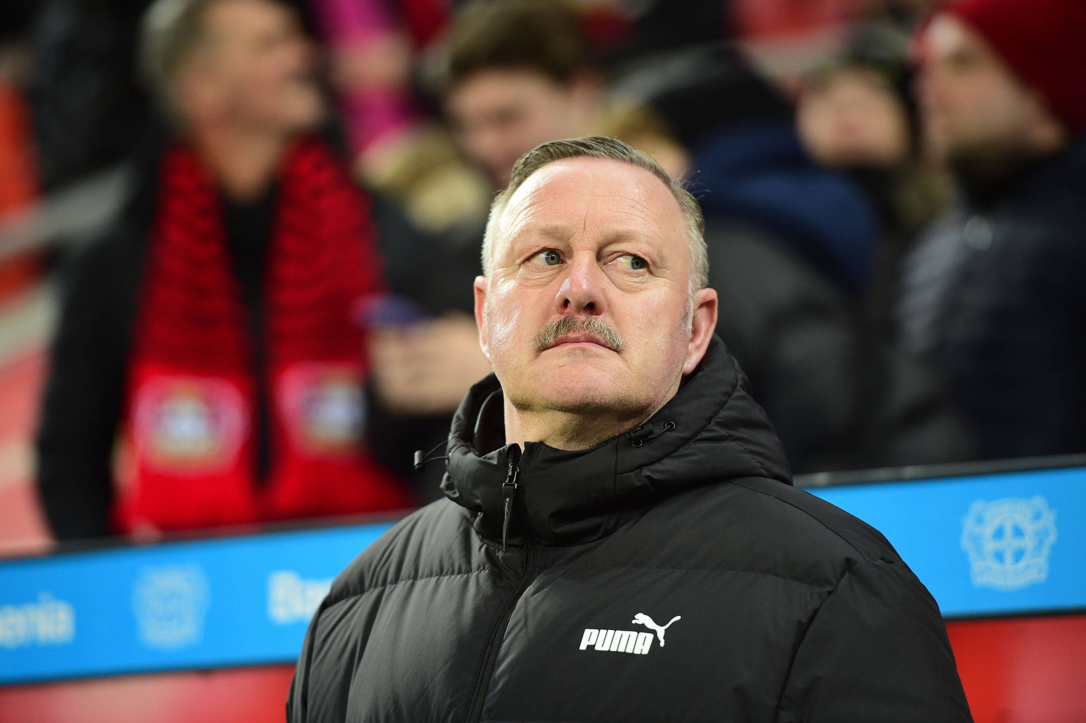 Sport-Chef von Borussia Mönchengladbach schaut nachdenklich.