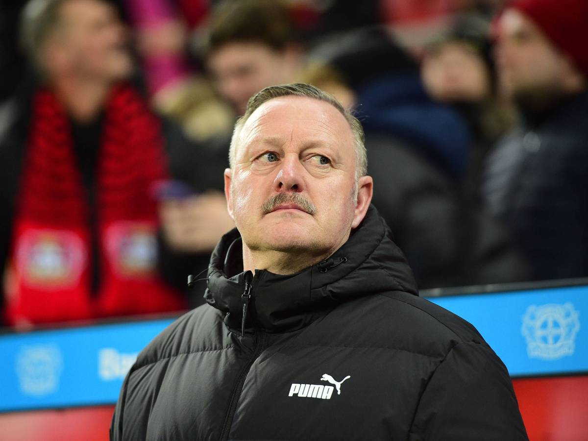 Sport-Chef von Borussia Mönchengladbach schaut nachdenklich.
