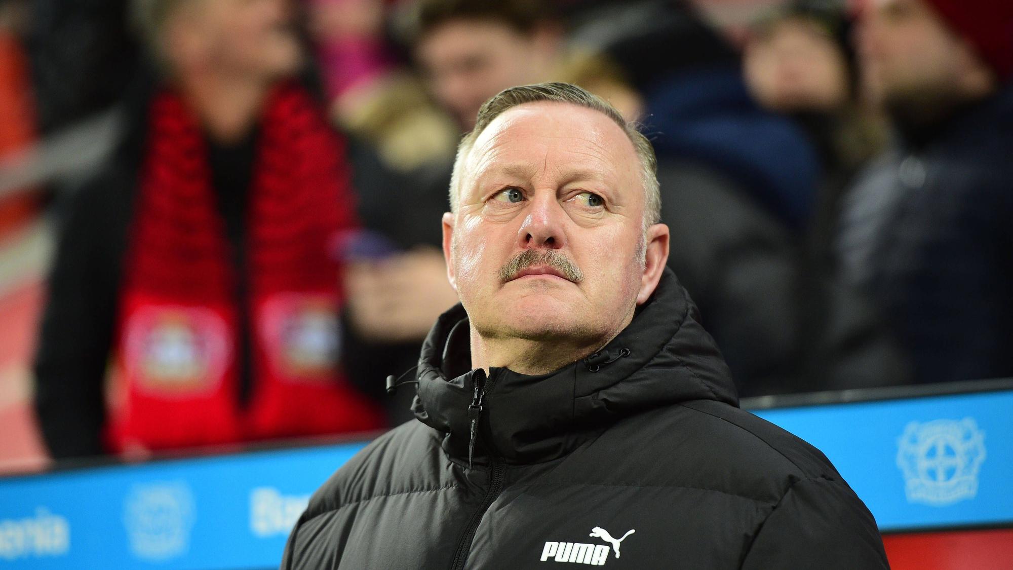 Sport-Chef von Borussia Mönchengladbach schaut nachdenklich.
