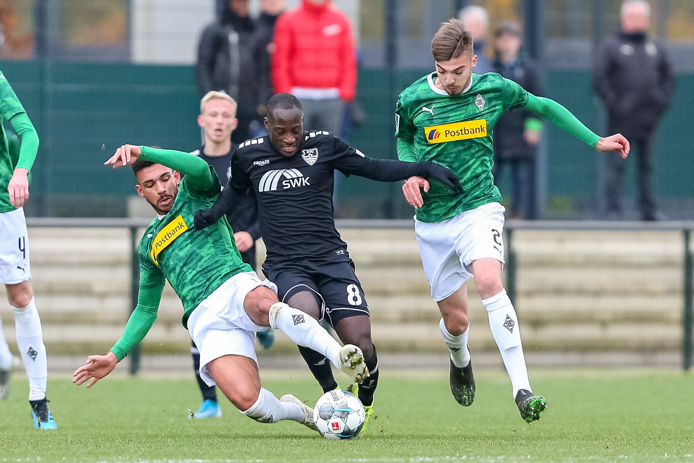 Zwei Ex-Talente von Borussia Mönchengladbach im Zweikampf.