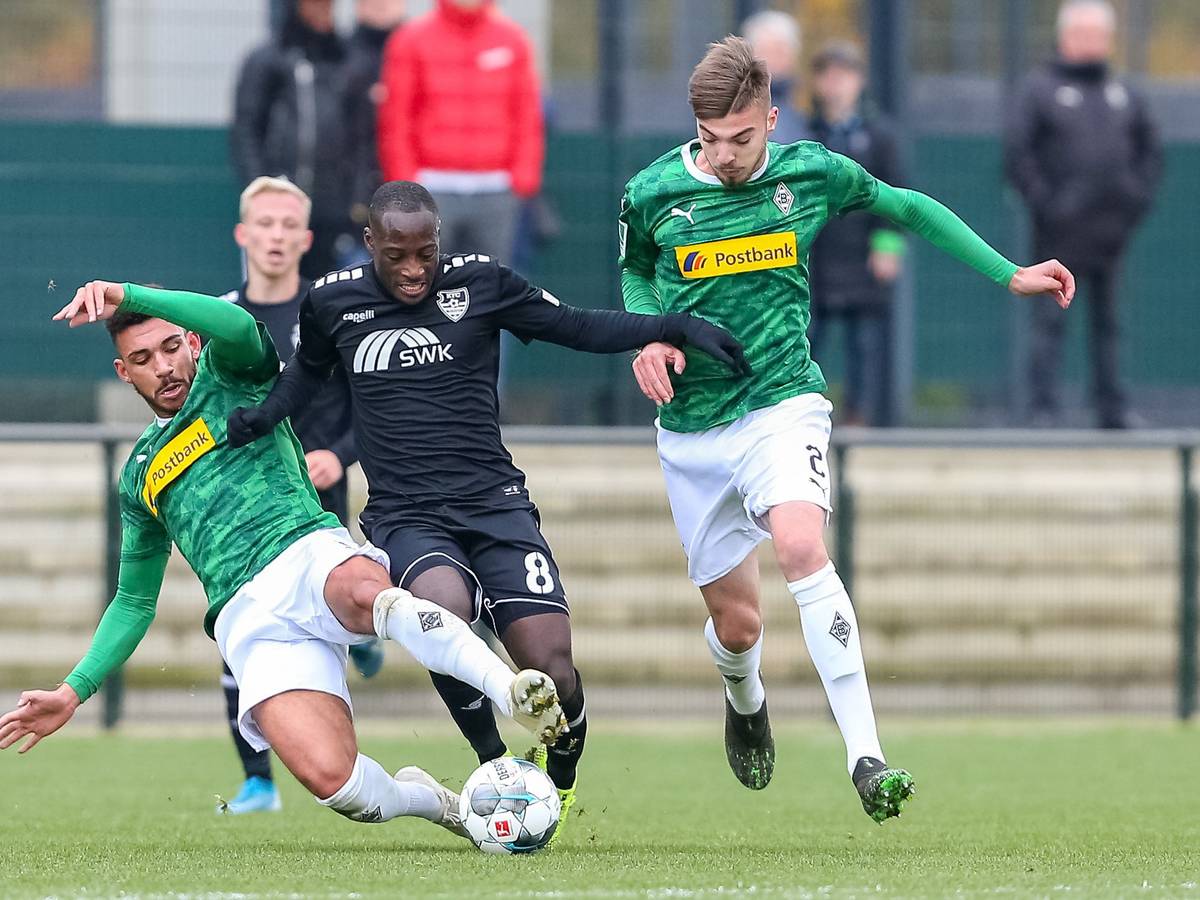 Zwei Ex-Talente von Borussia Mönchengladbach im Zweikampf.