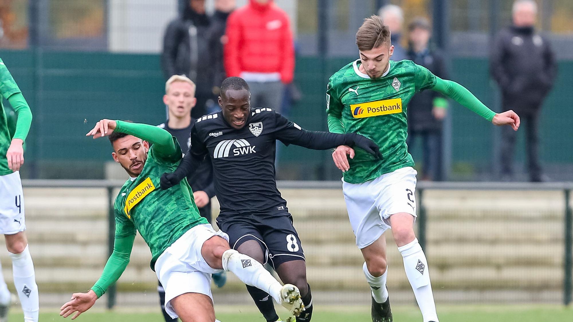 Zwei Ex-Talente von Borussia Mönchengladbach im Zweikampf.