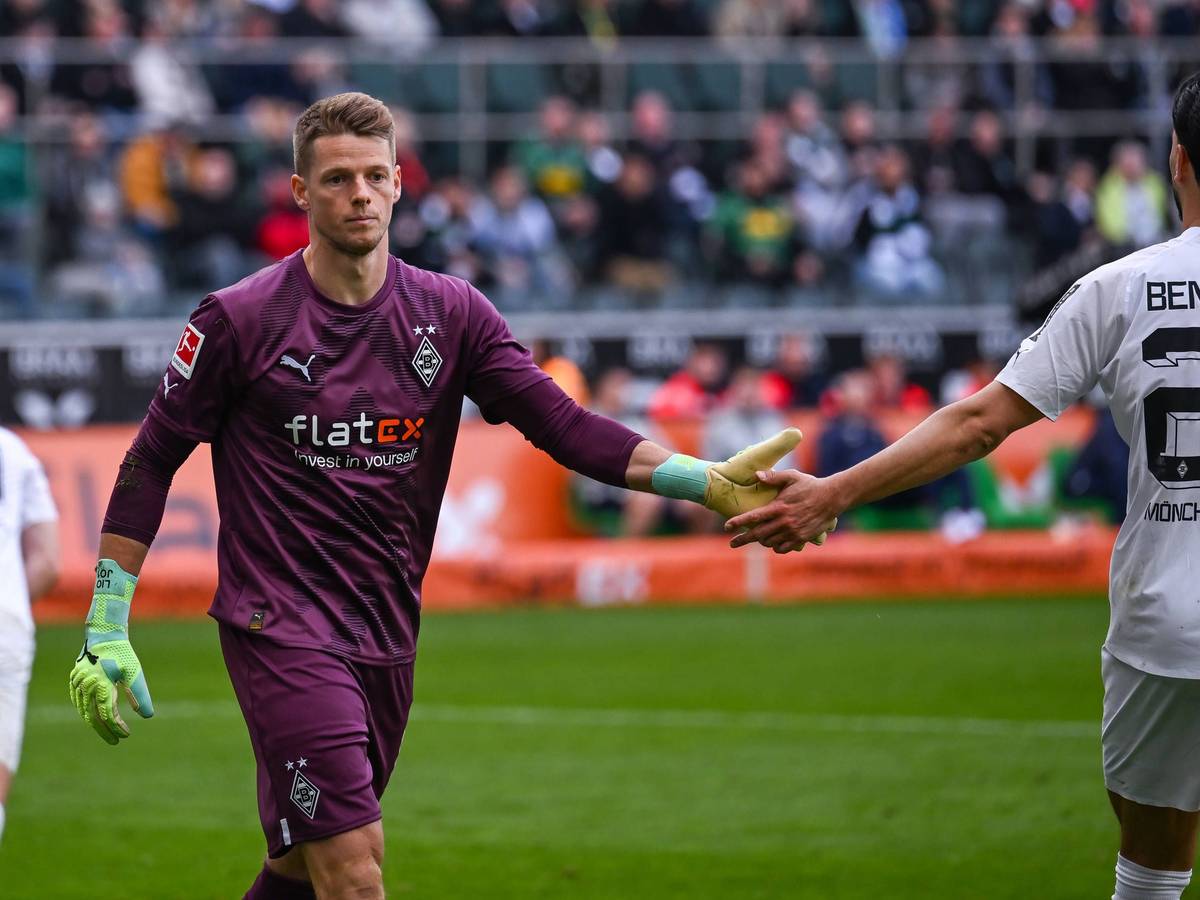 Jonas Omlin und Ramy Bensebaini klatschen sich ab.