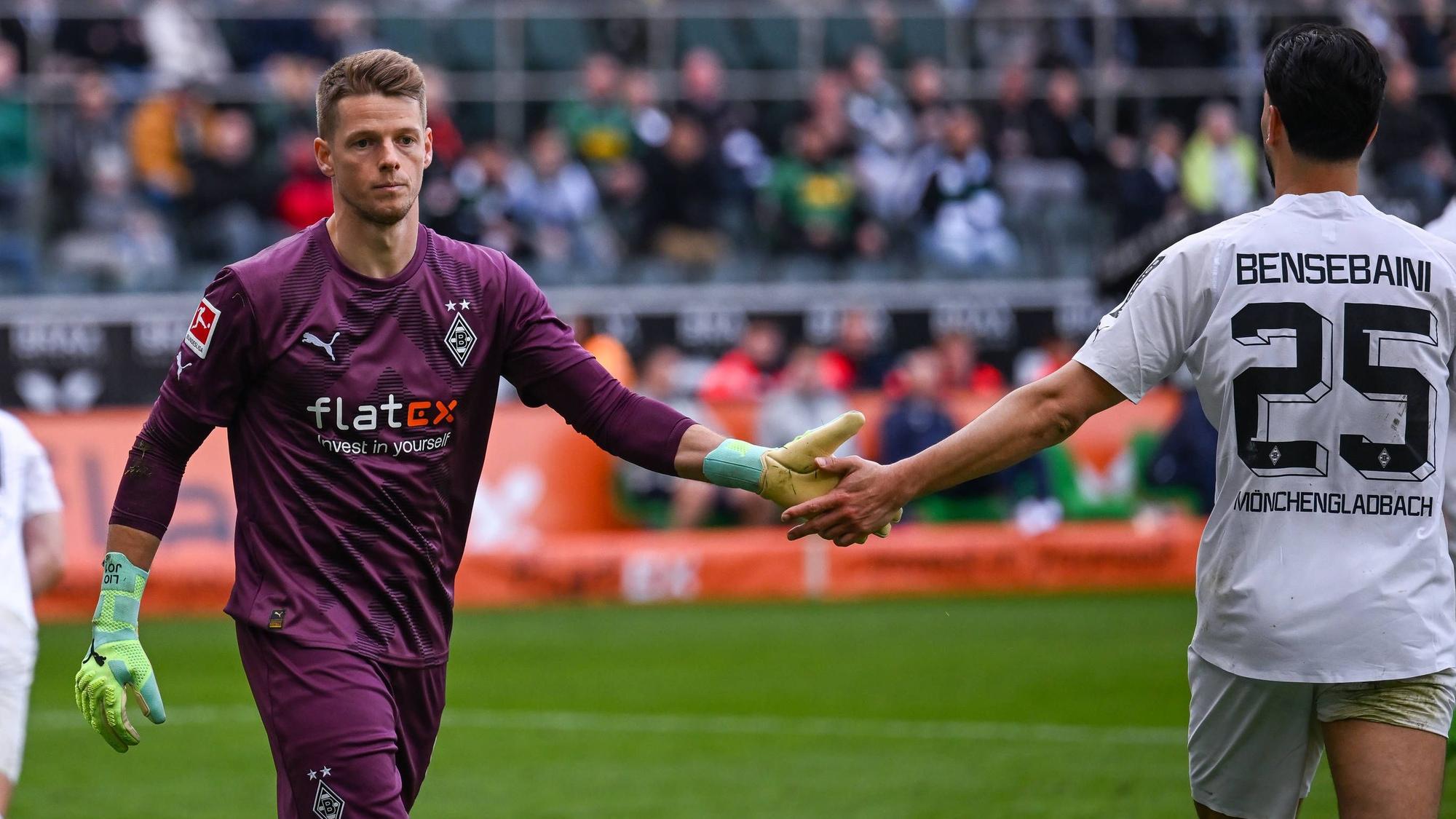 Jonas Omlin und Ramy Bensebaini klatschen sich ab.