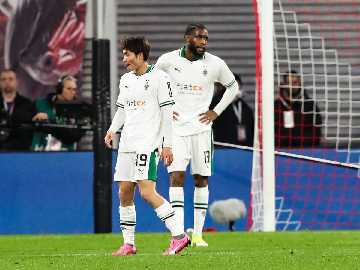 Shio Fukuda steht vor Jordan Siebatcheu.