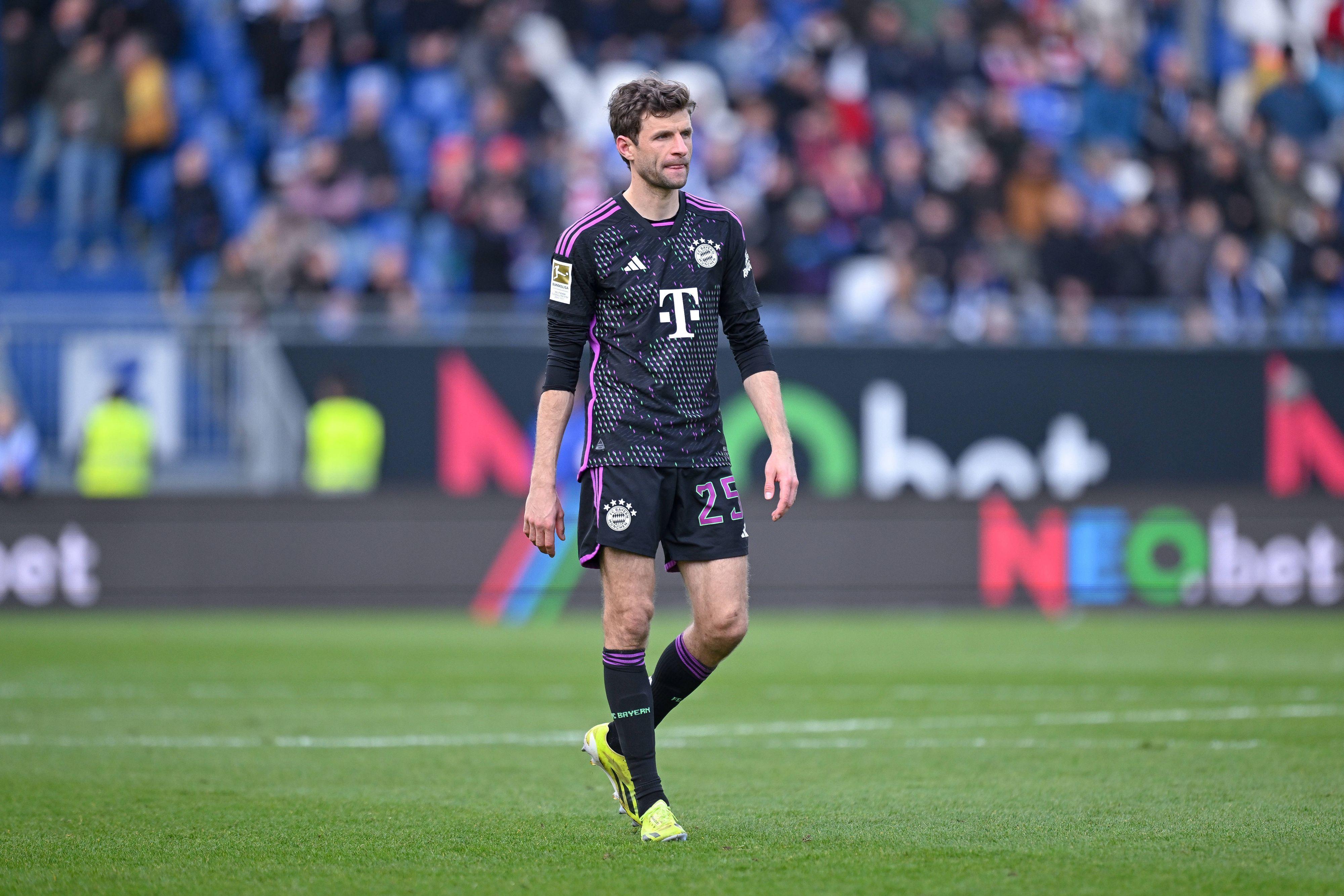 Thomas Müller im Bayern-Trikot auf dem Fußballplatz.