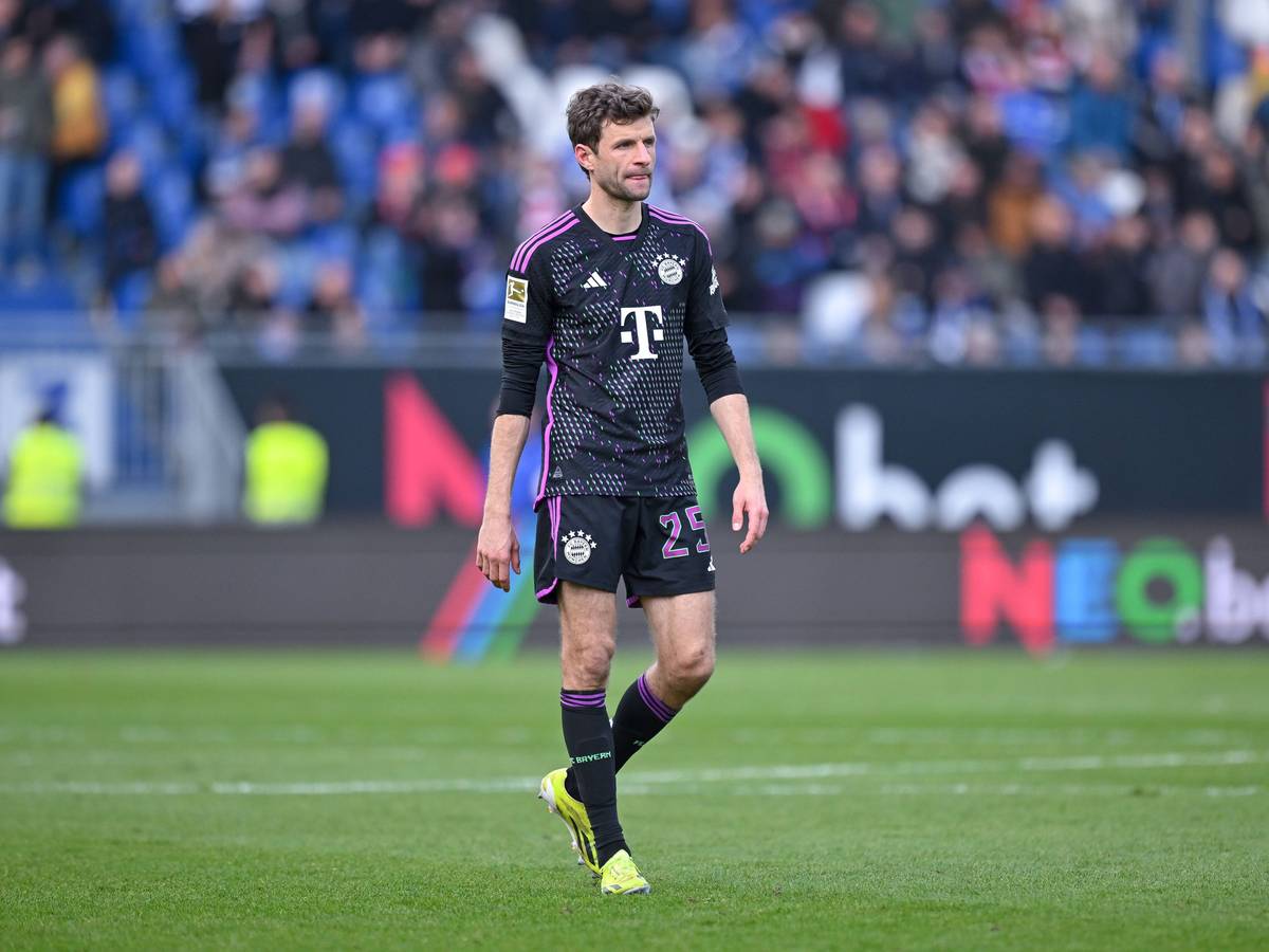 Thomas Müller im Bayern-Trikot auf dem Fußballplatz.