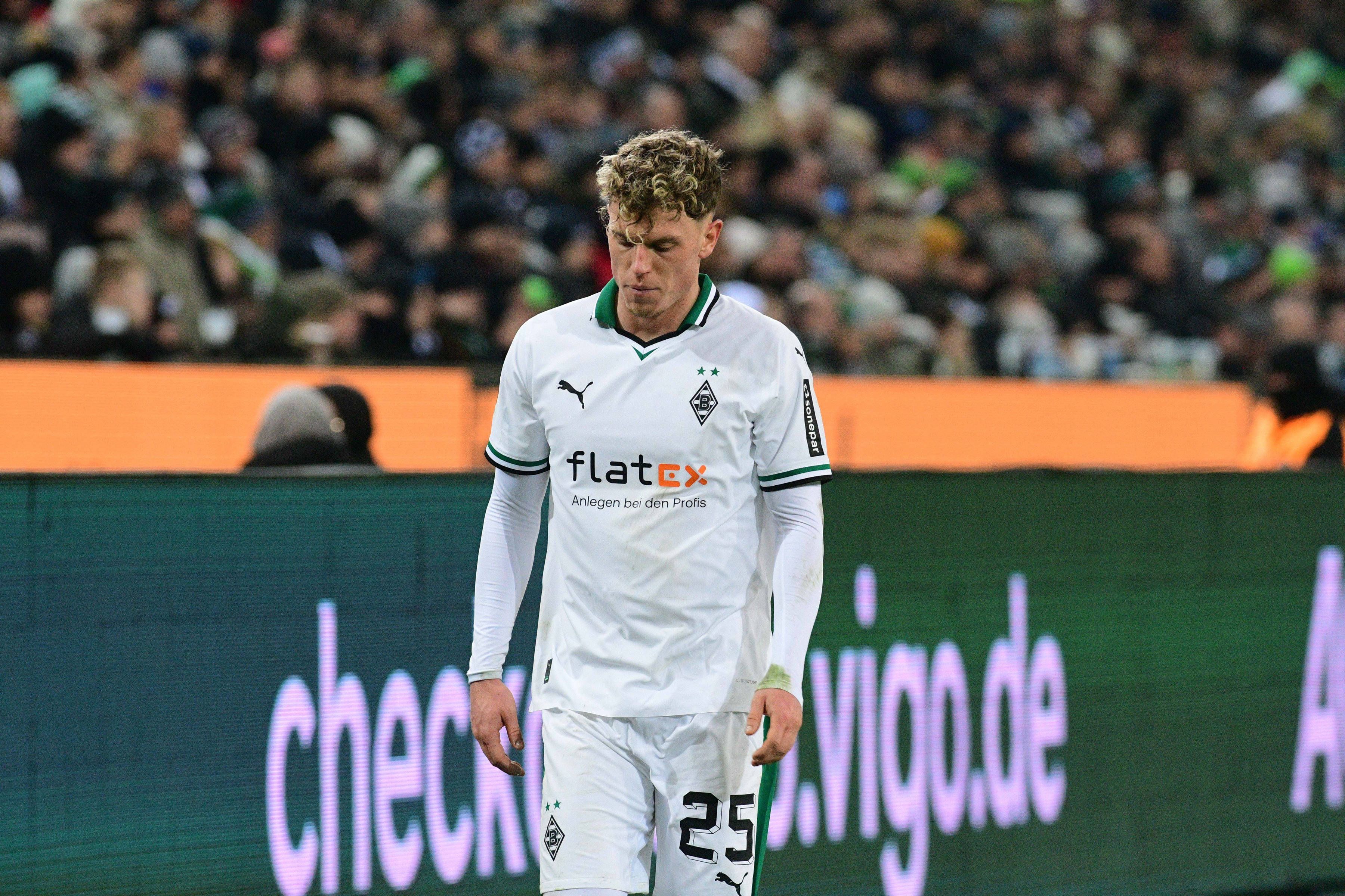 Robin Hack schaut enttäuscht auf den Boden.